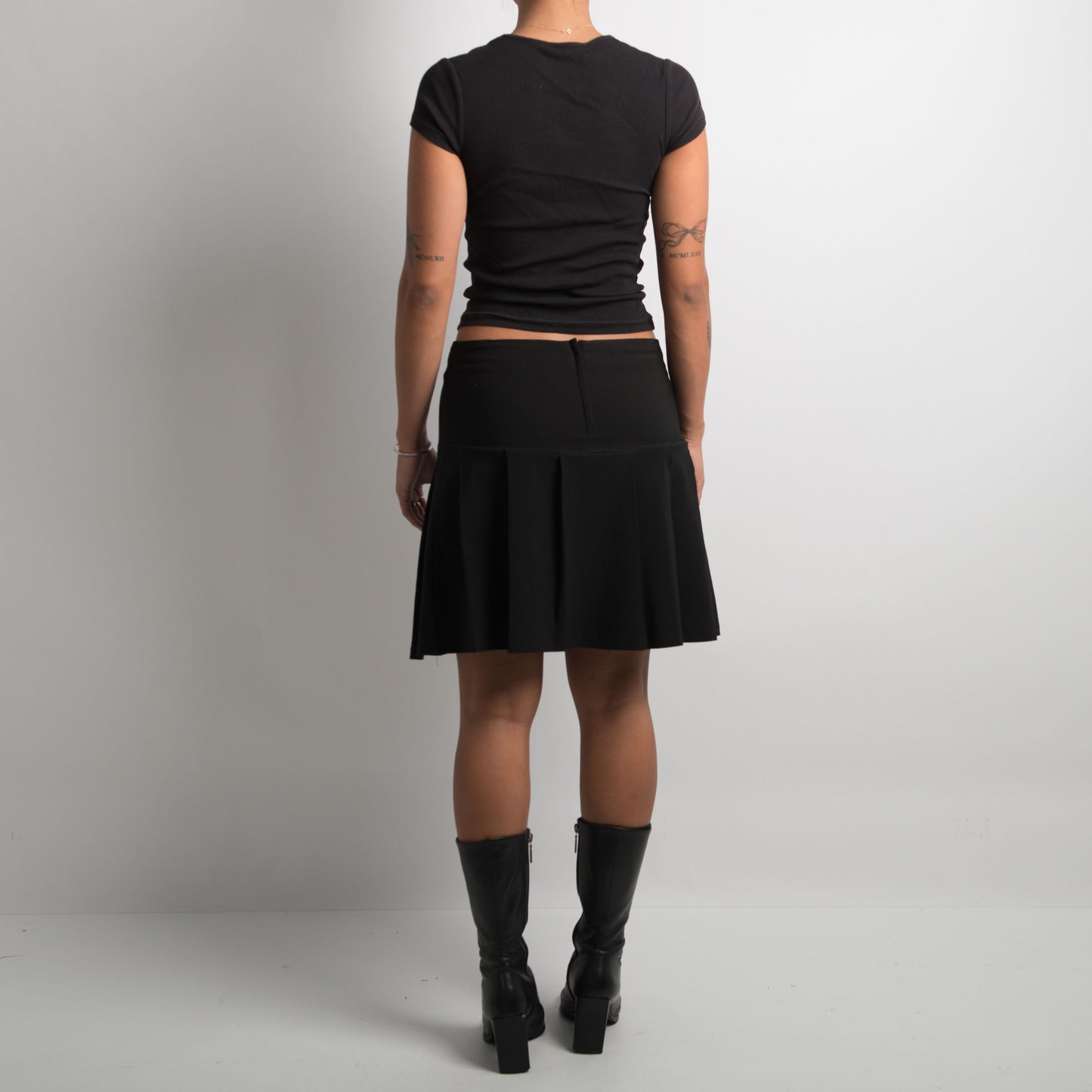 BLACK PLEATED SKIRT