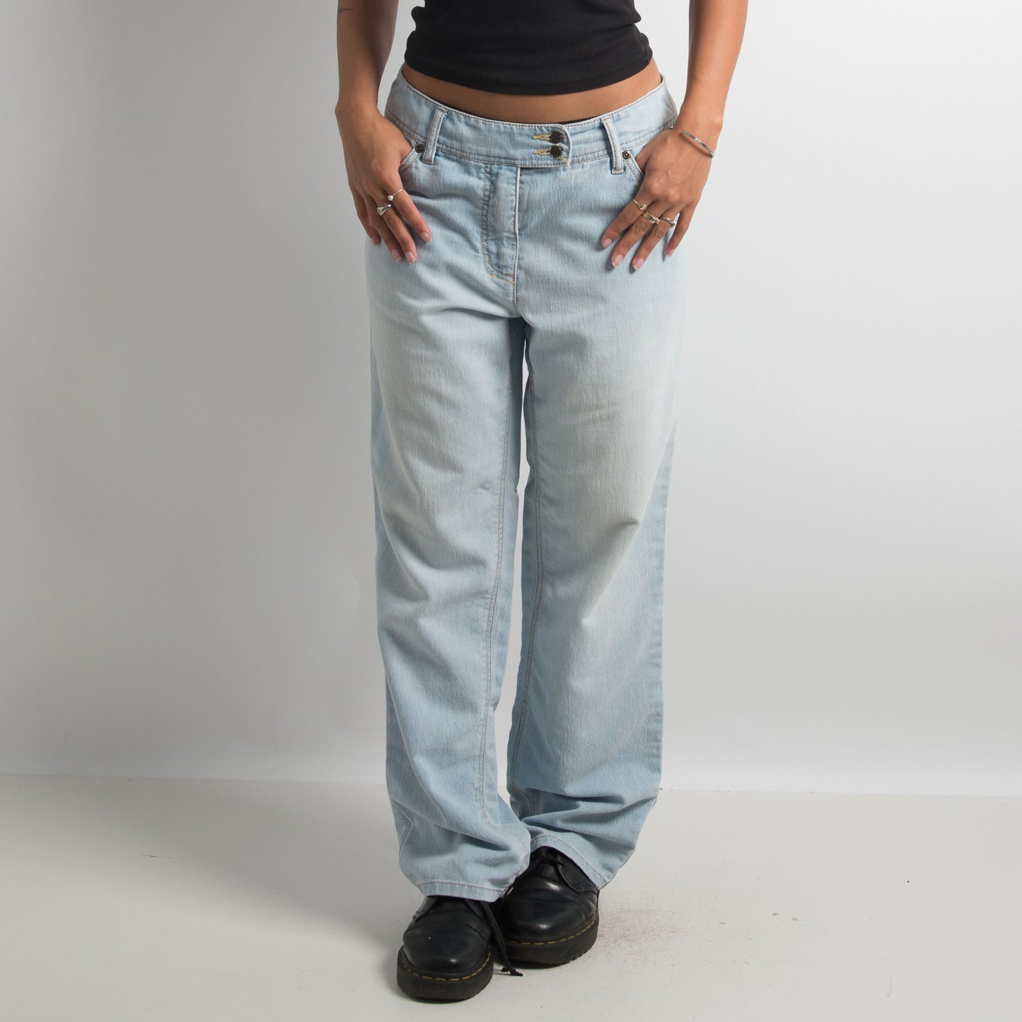 LIGHT WASH STRAIGHT LEG JEANS