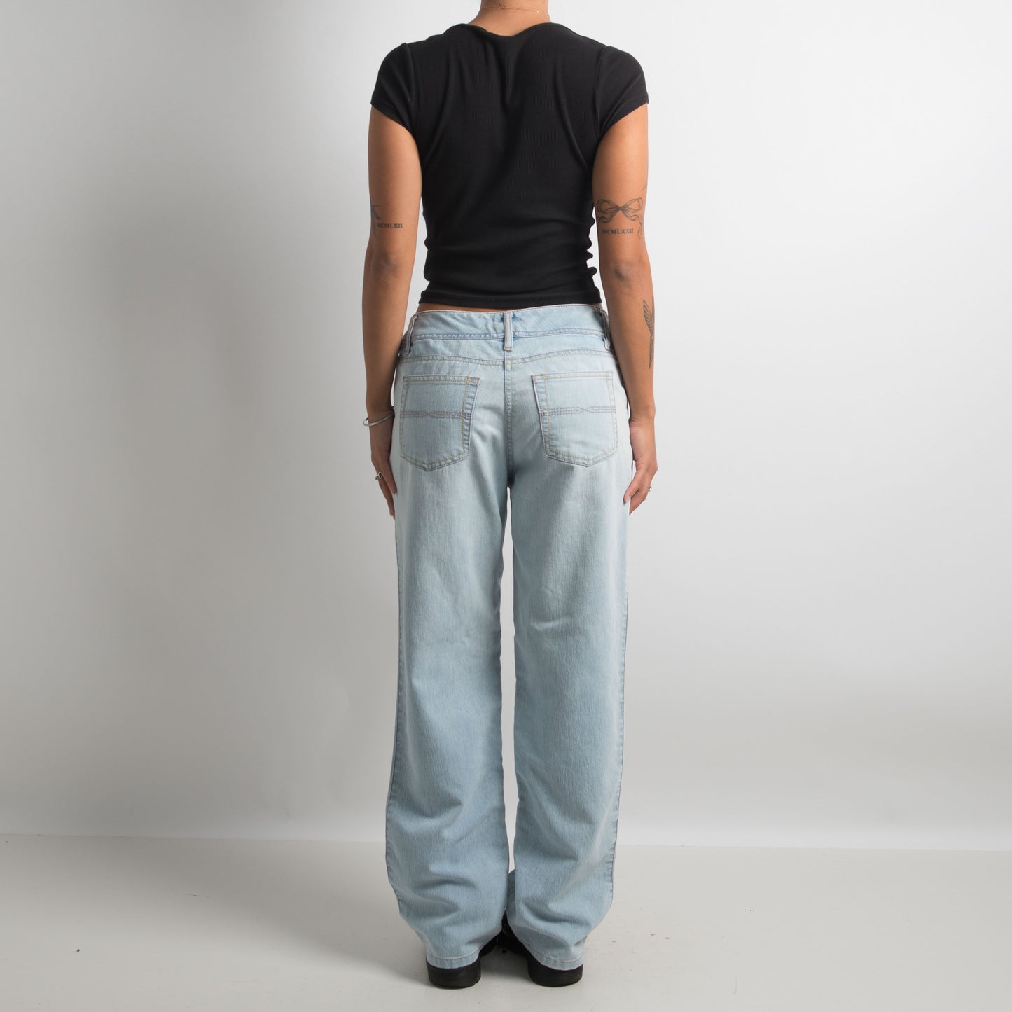 LIGHT WASH STRAIGHT LEG JEANS