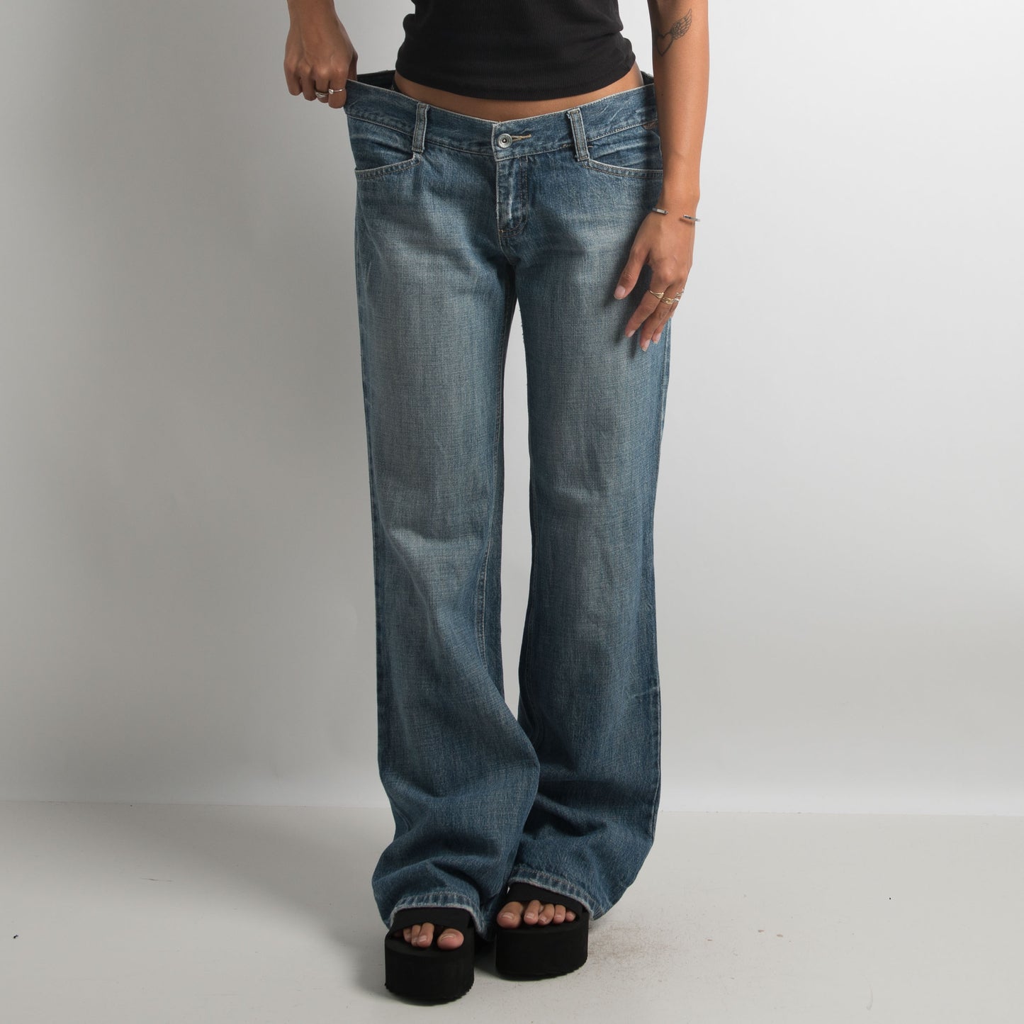 MID WASH WIDE LEG JEANS