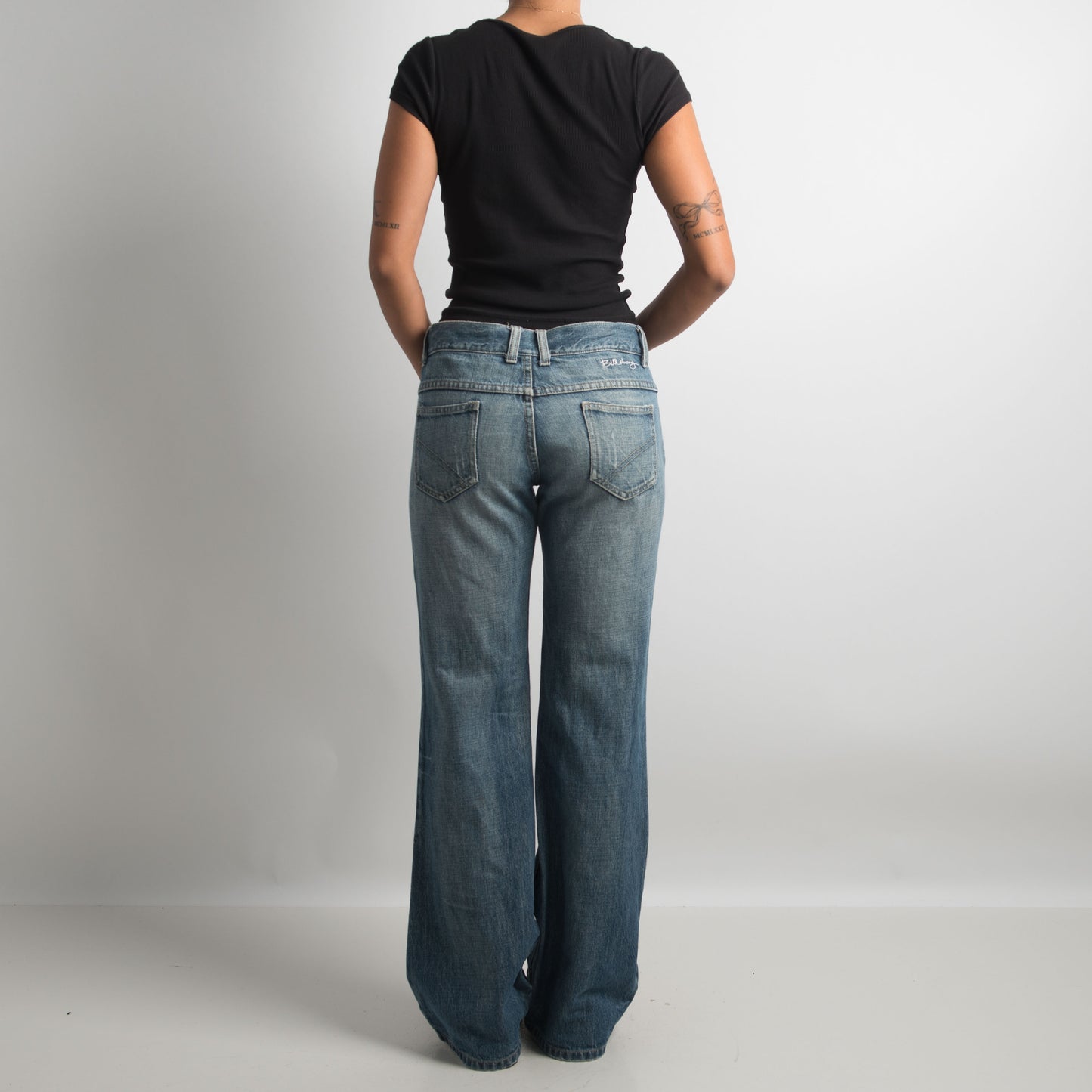 MID WASH WIDE LEG JEANS