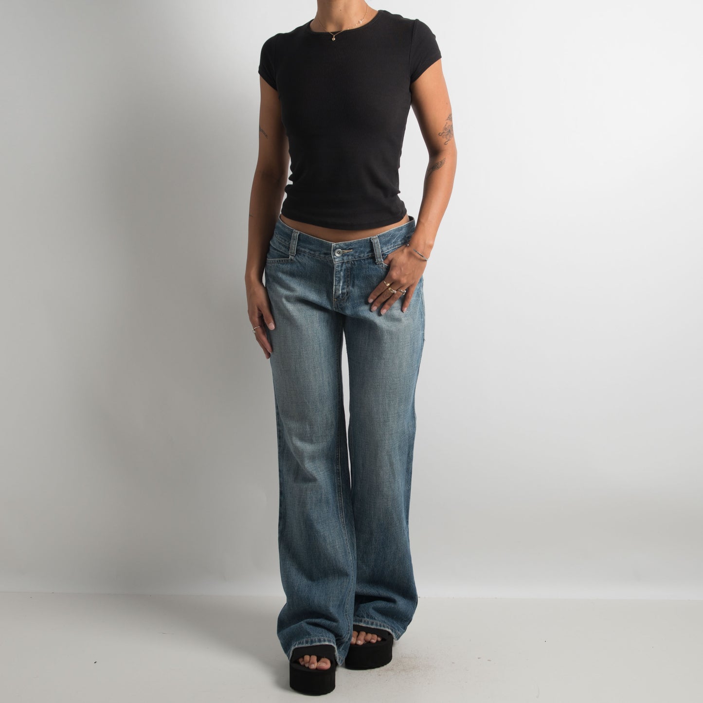 MID WASH WIDE LEG JEANS