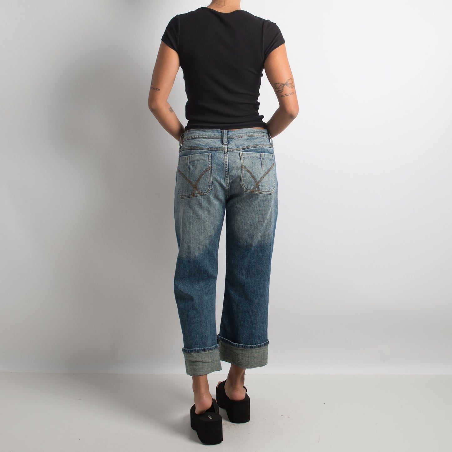 MID WASH CROPPED JEANS