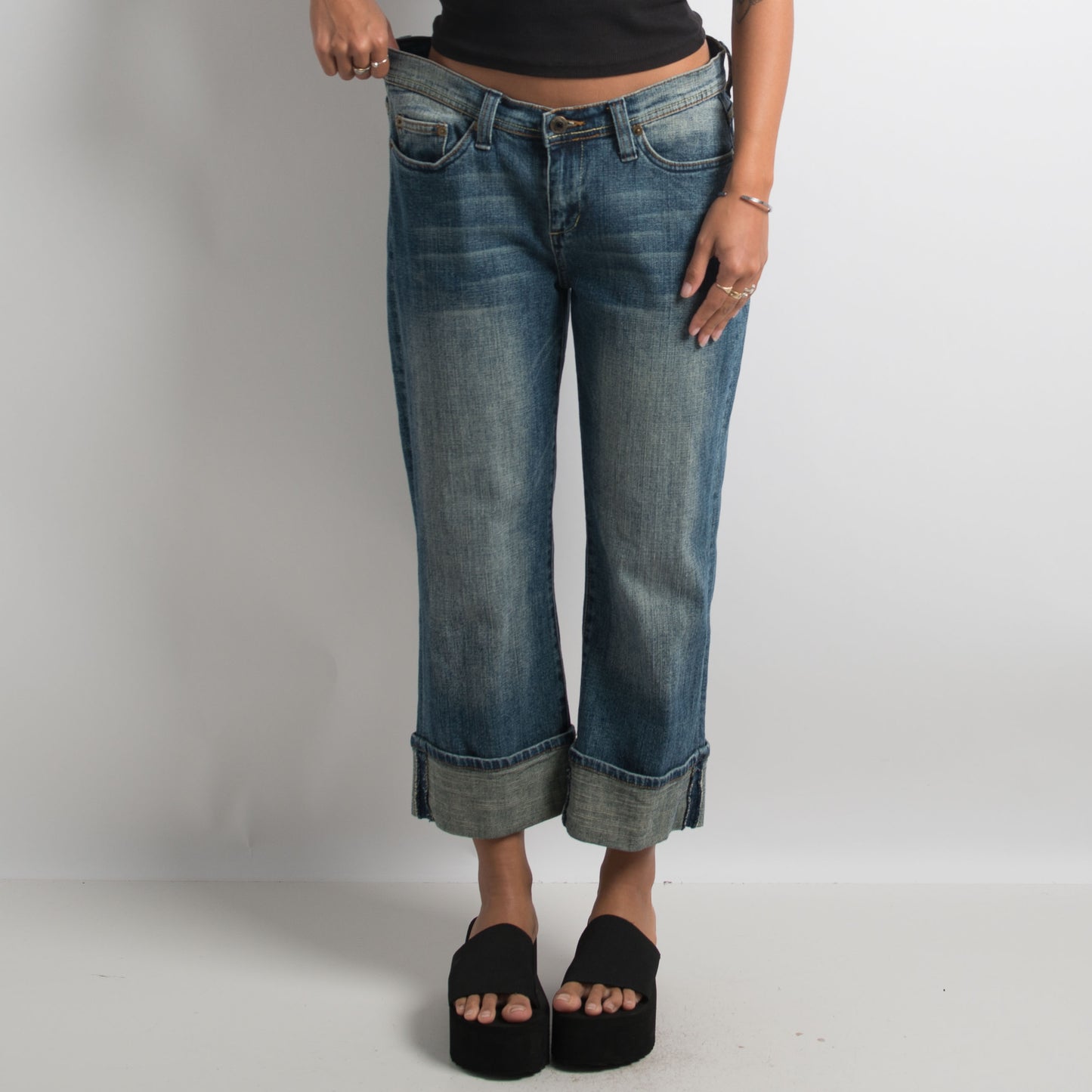 MID WASH CROPPED JEANS