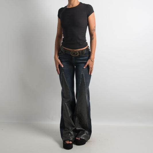 DARK WASH FLARED JEANS