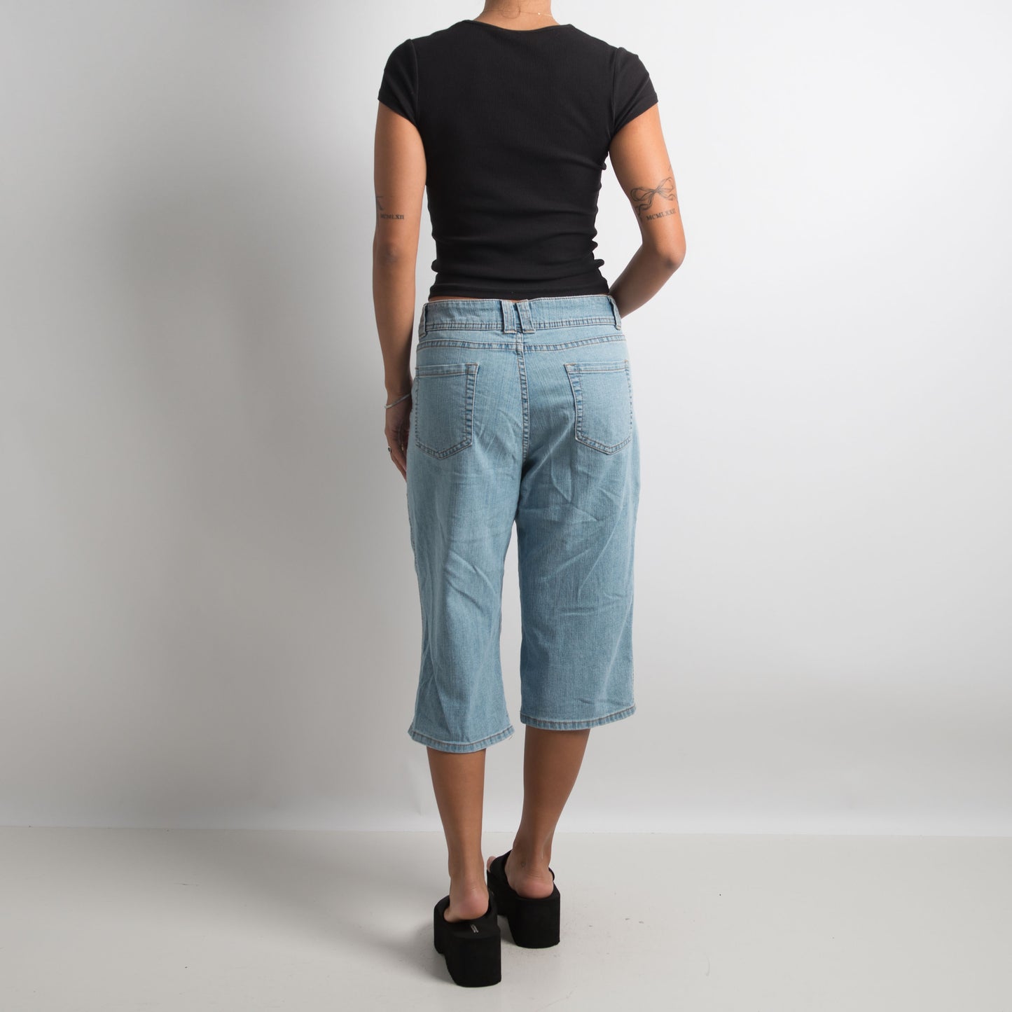 LIGHT WASH CAPRI JEANS