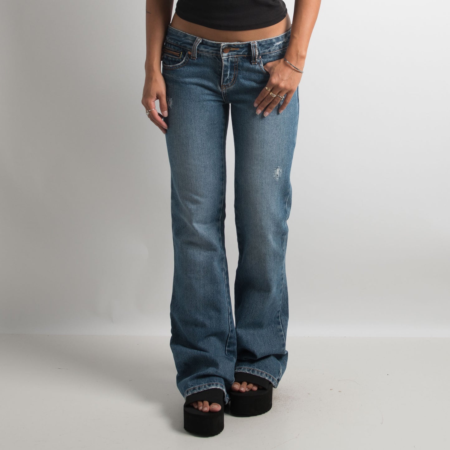 LOW RISE BOOTCUT JEANS