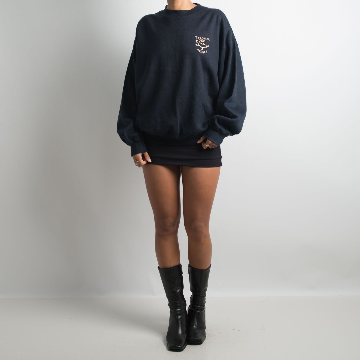 NAVY CREWNECK SWEATSHIRT