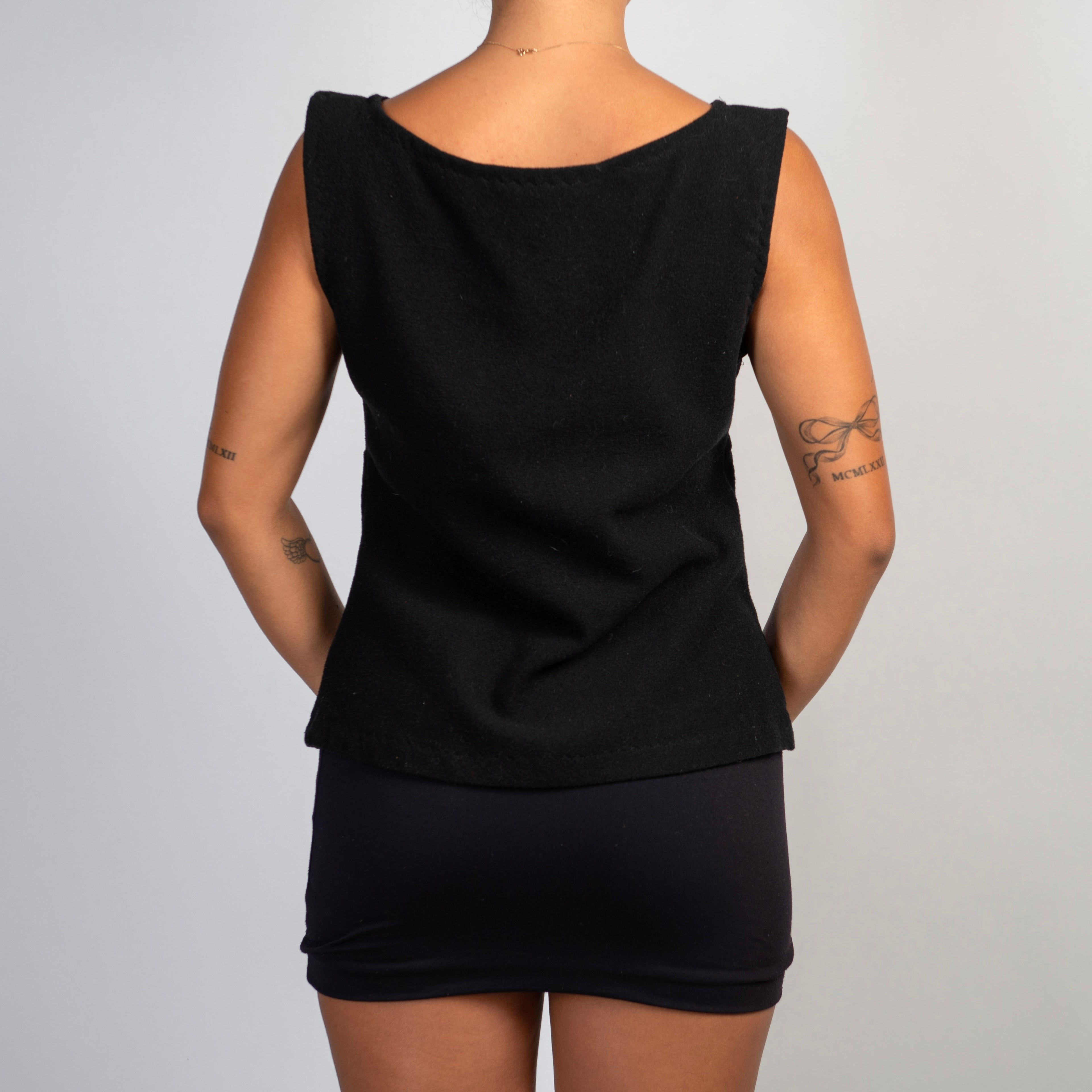 BLACK BOAT NECK TOP