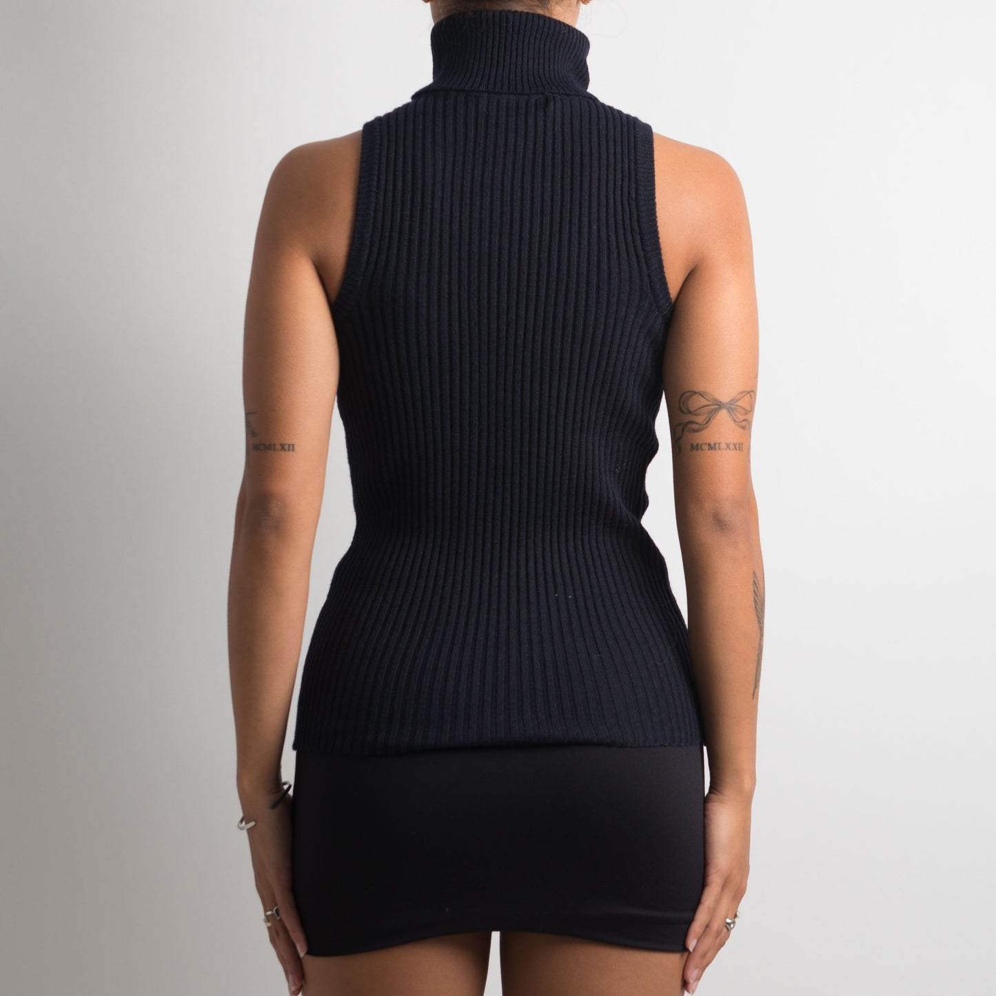 NAVY SLEEVELESS TURTLENECK