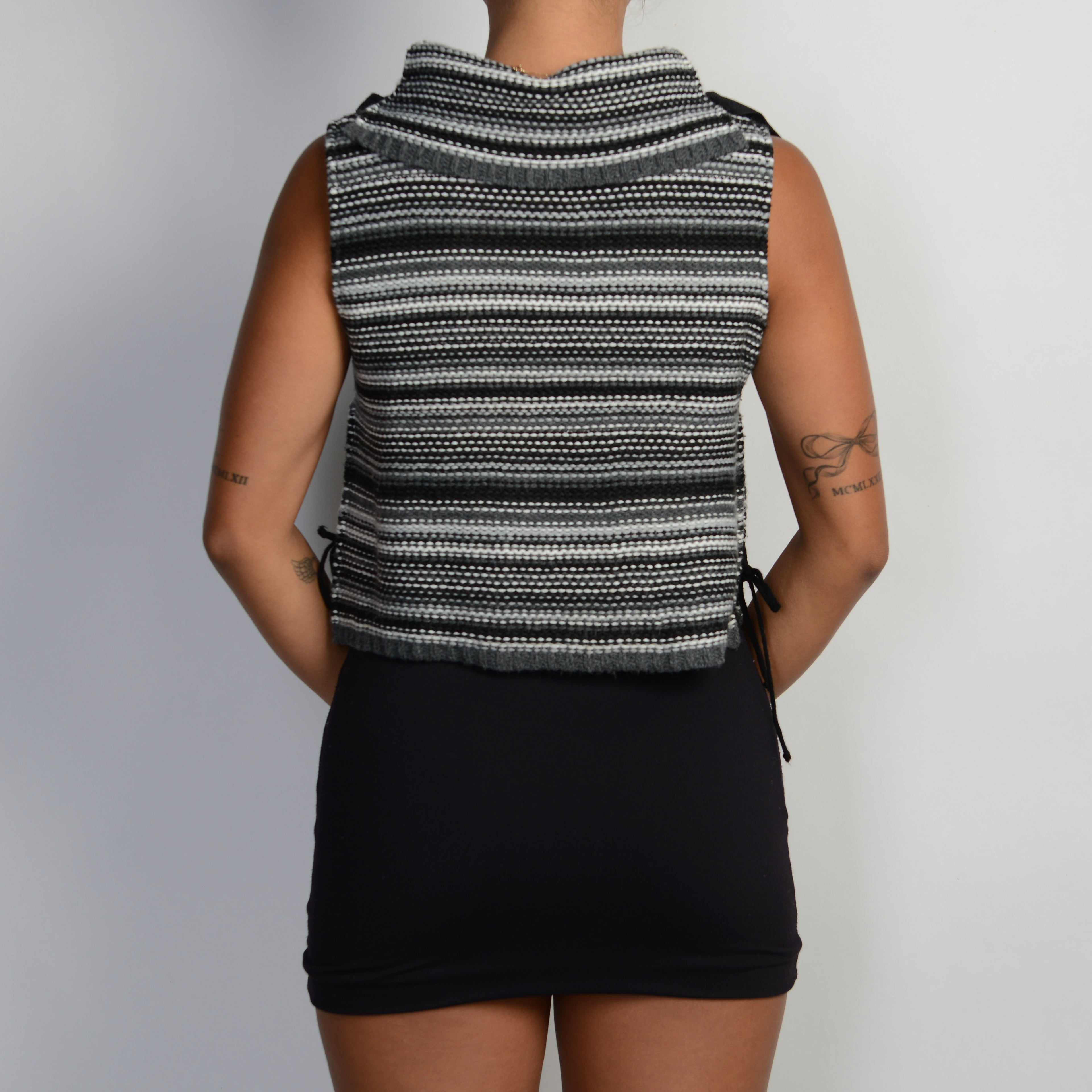 STRIPE SLEEVELESS KNIT TOP