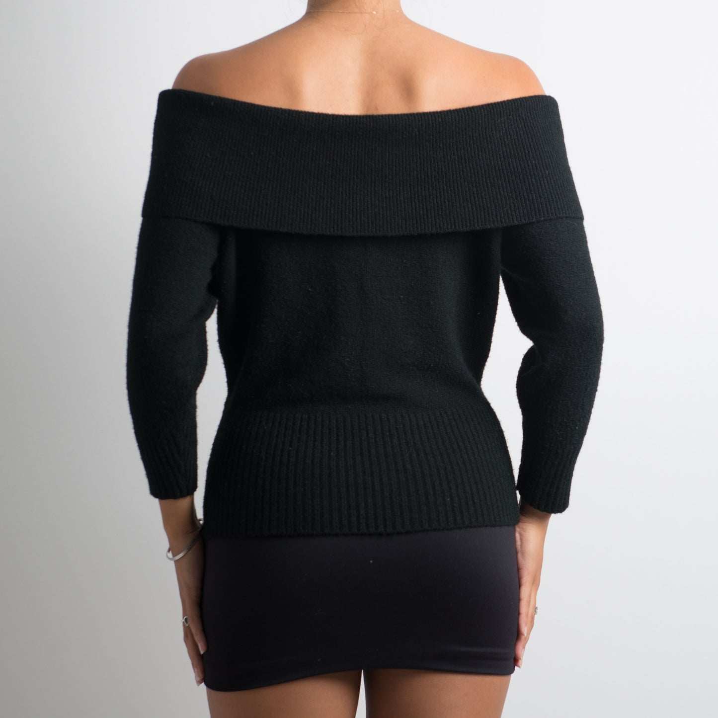 BLACK OFF THE SHOULDER KNIT