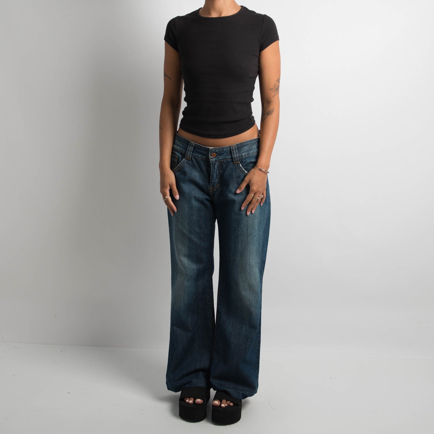 MID WASH WIDE LEG JEANS