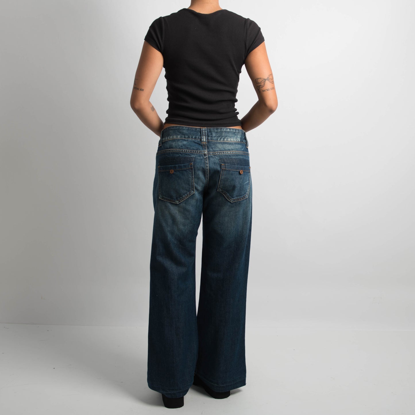 MID WASH WIDE LEG JEANS