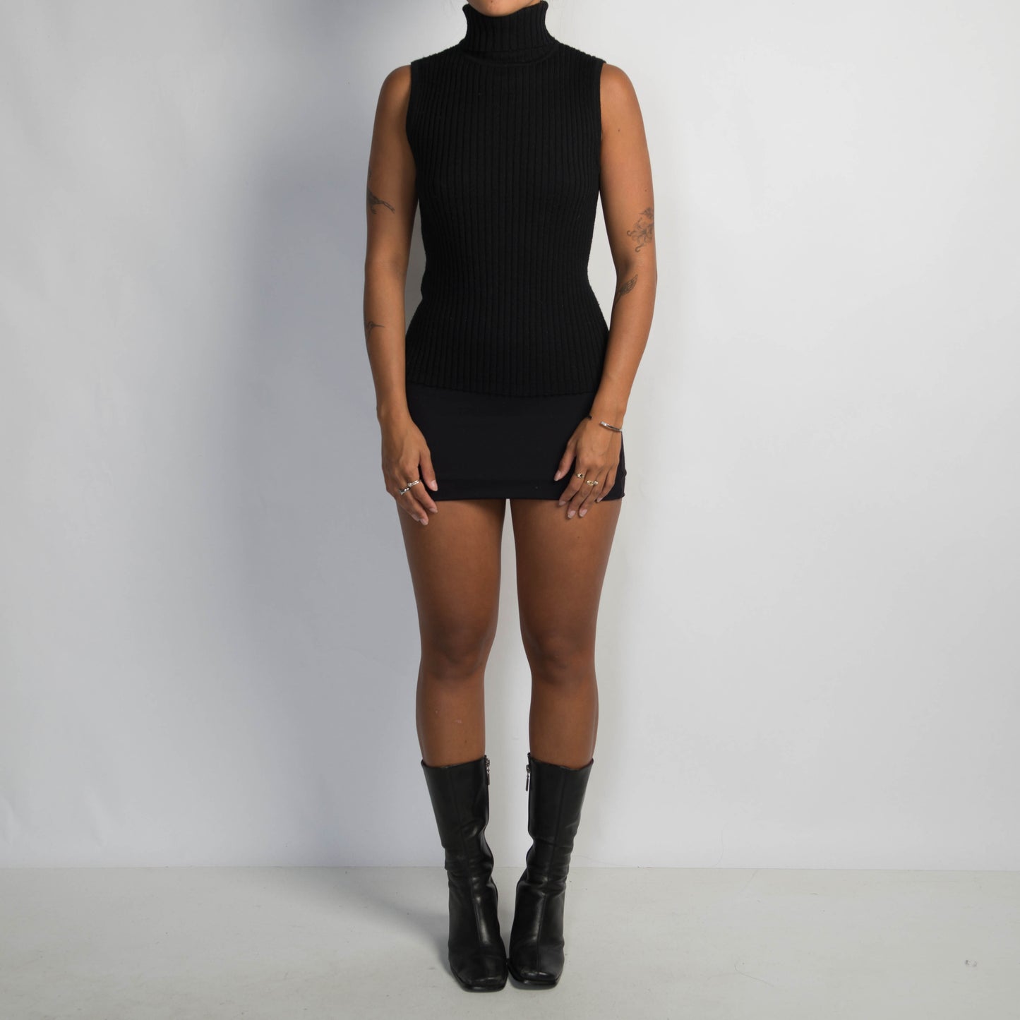BLACK RIB TURTLENECK TOP