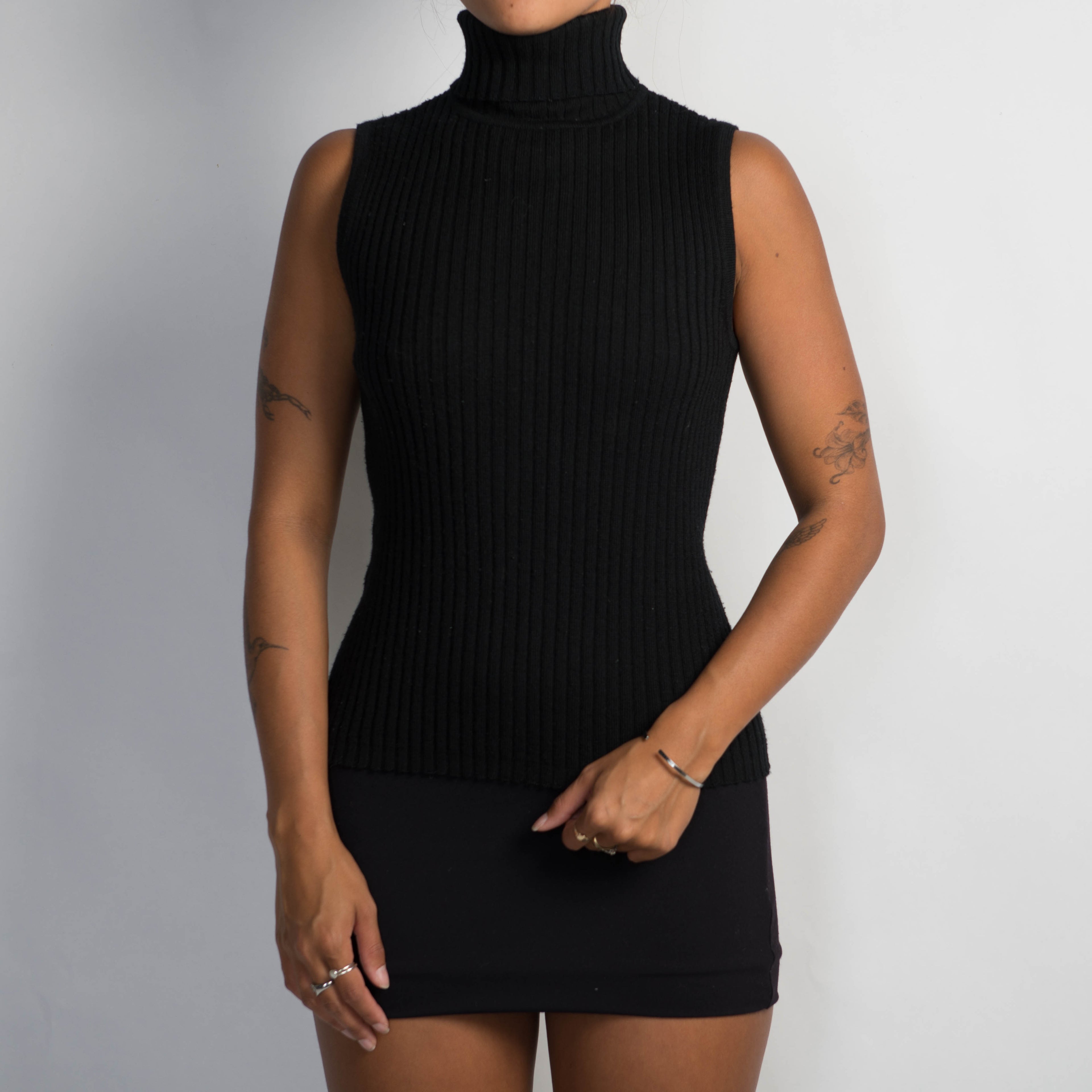 BLACK RIB TURTLENECK TOP
