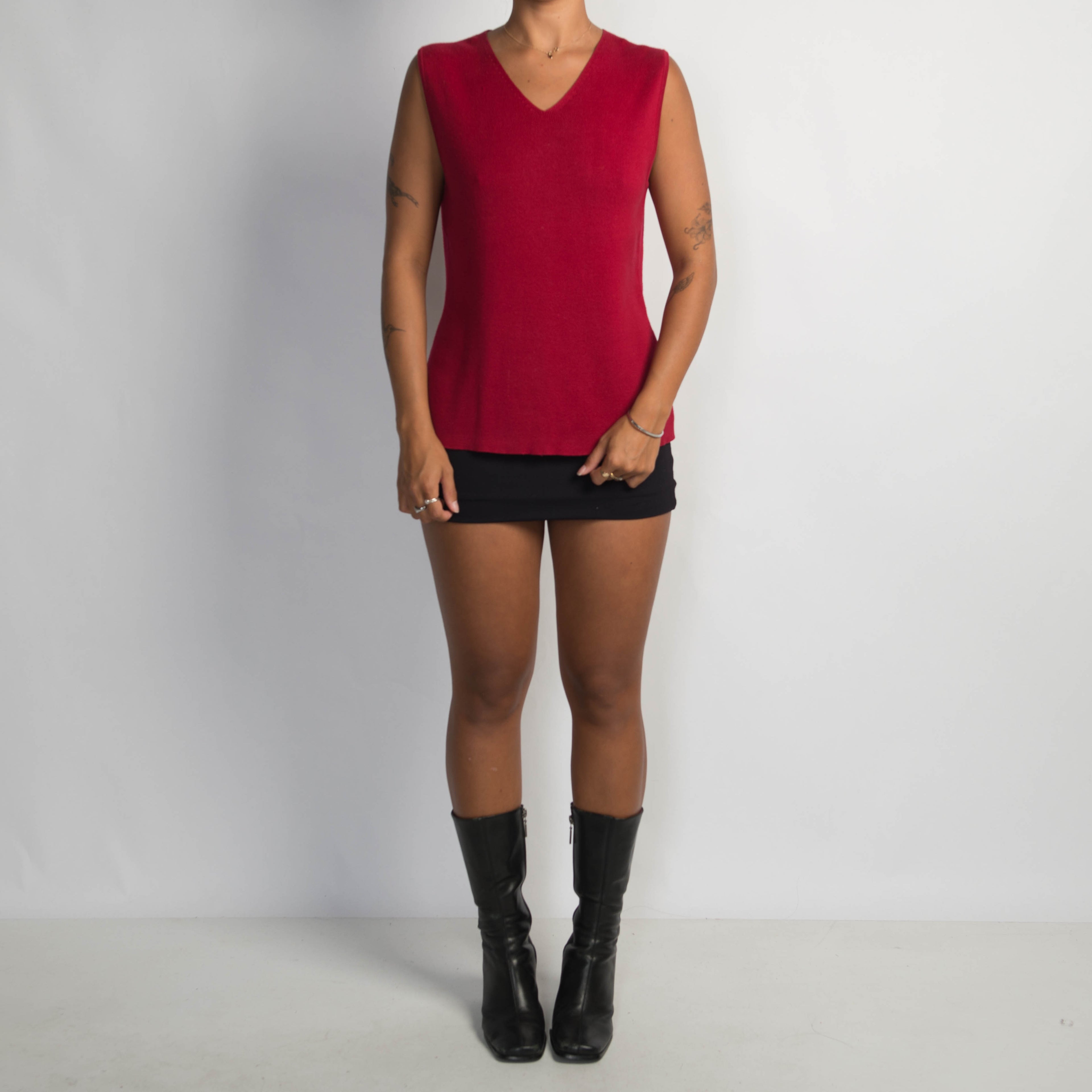 RED KNIT SLEEVELESS TOP