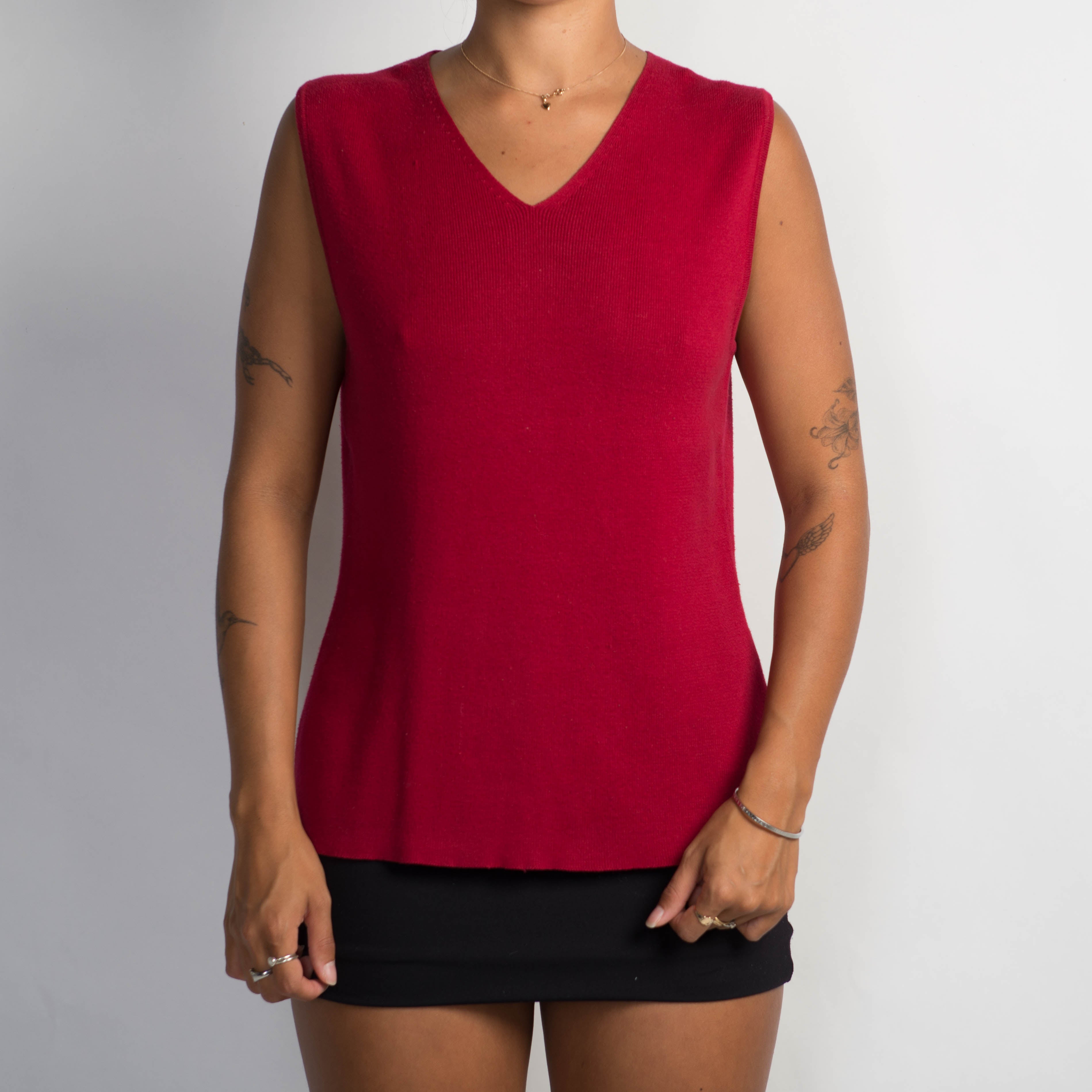 RED KNIT SLEEVELESS TOP