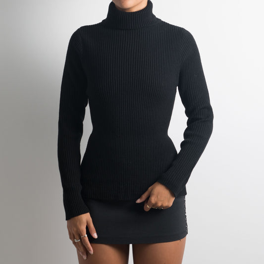 BLACK RIBBED TURTLENECK