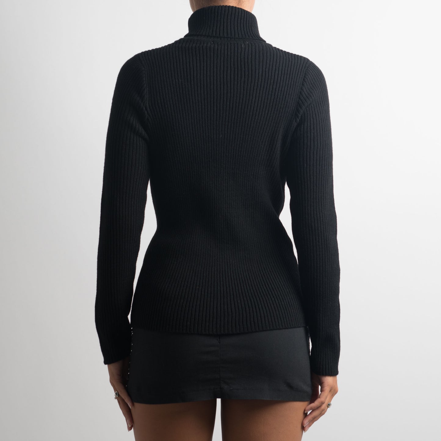 BLACK RIBBED TURTLENECK