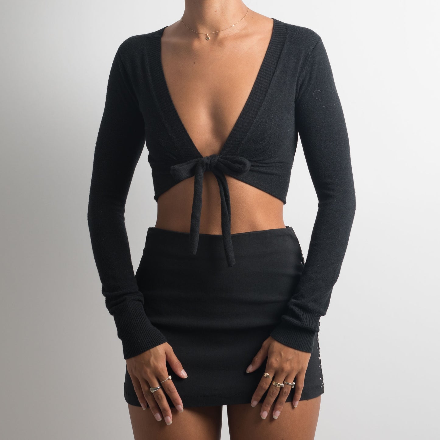 BLACK TIE FRONT LONG SLEEVE