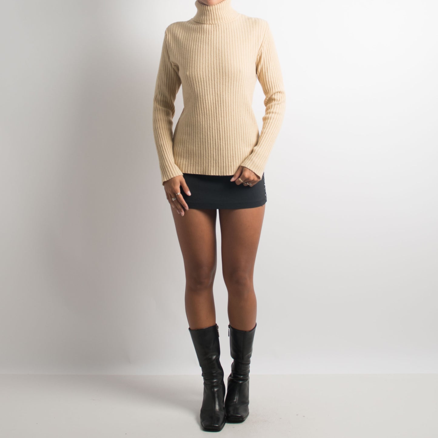 NUDE RIBBED TURTLENECK