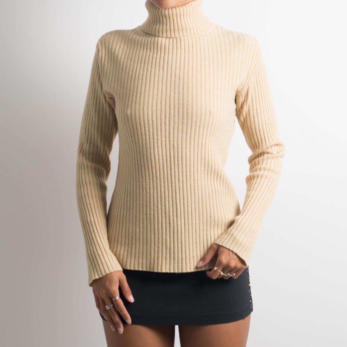 NUDE RIBBED TURTLENECK