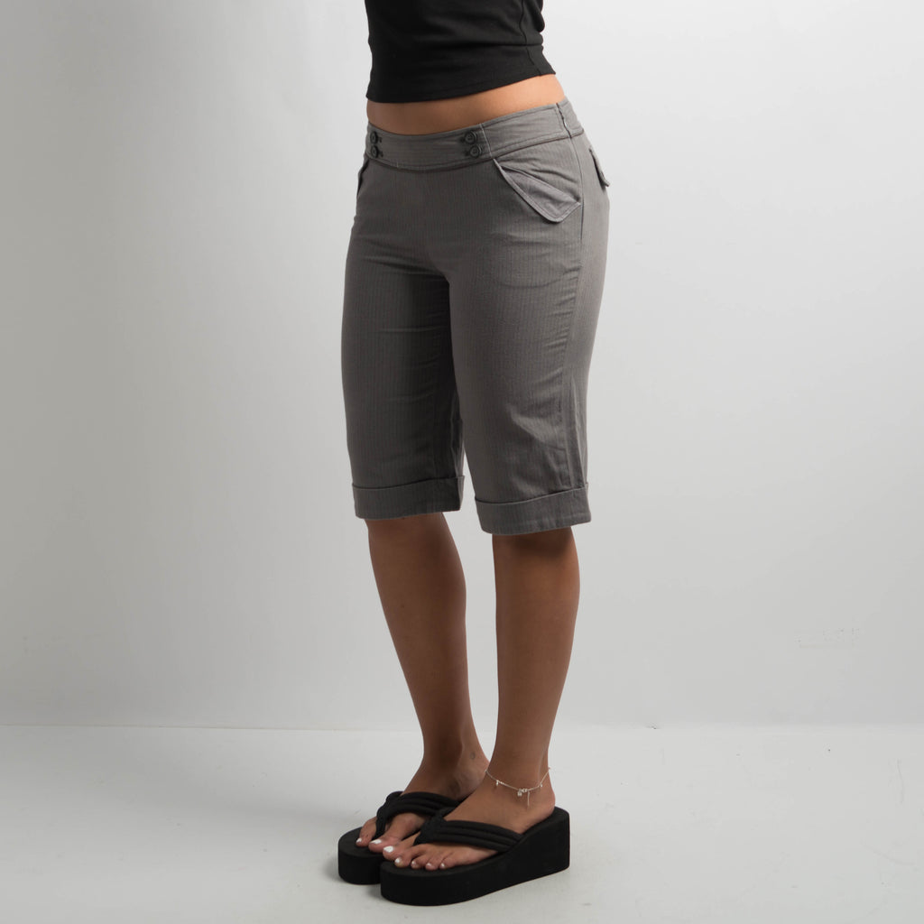 GREY PINSTRIPE CAPRI PANTS