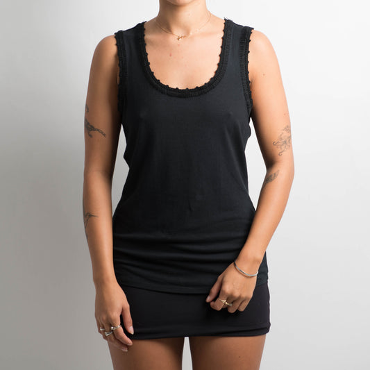 BLACK SCOOP TANK TOP