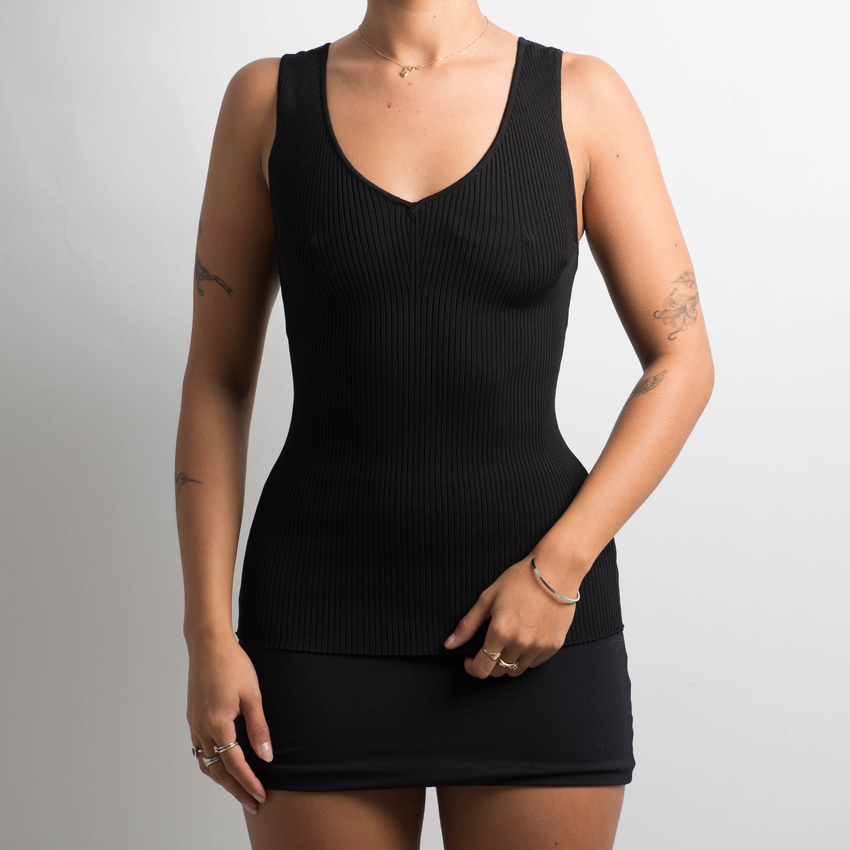 BLACK RIBBED TANK TOP
