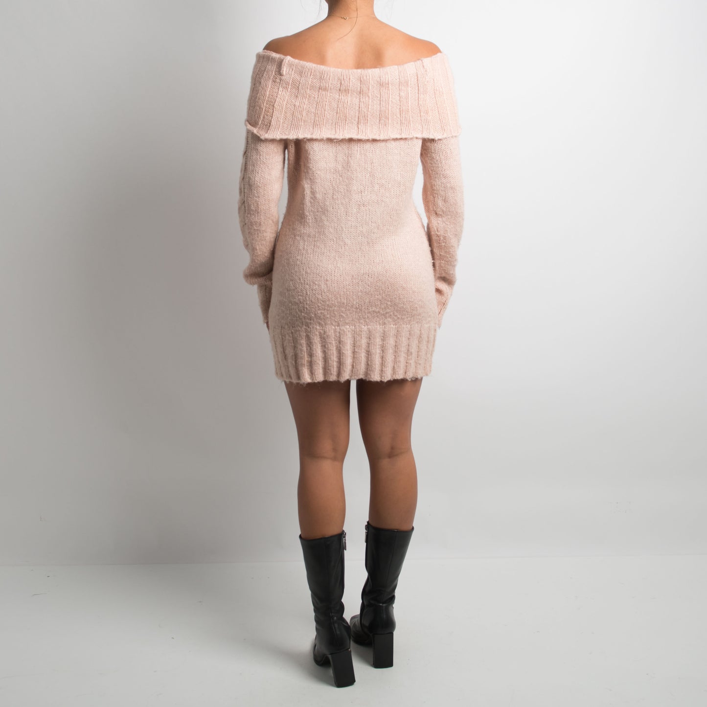 ROBE À ÉPAULES DÉNUDÉES EN TRICOT ROSE