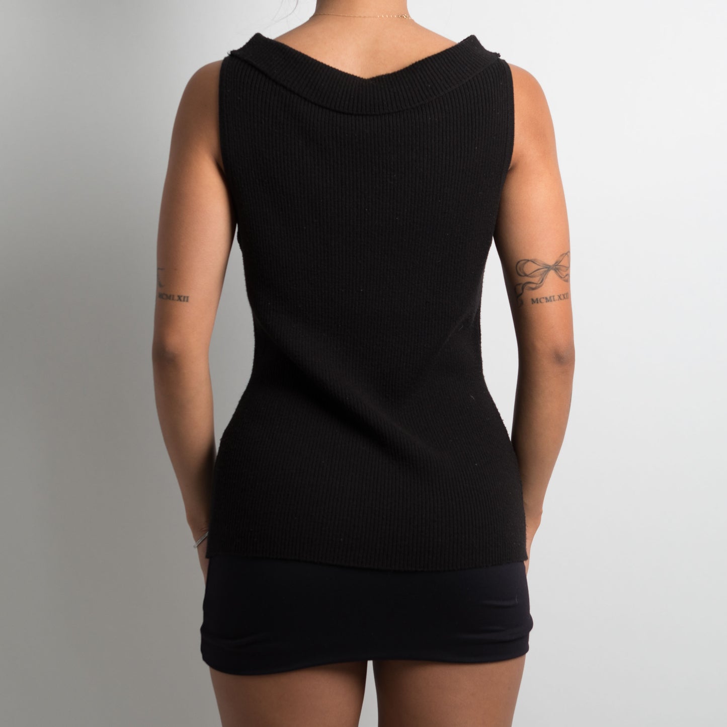 BLACK RIBBED SLEEVELESS TOP