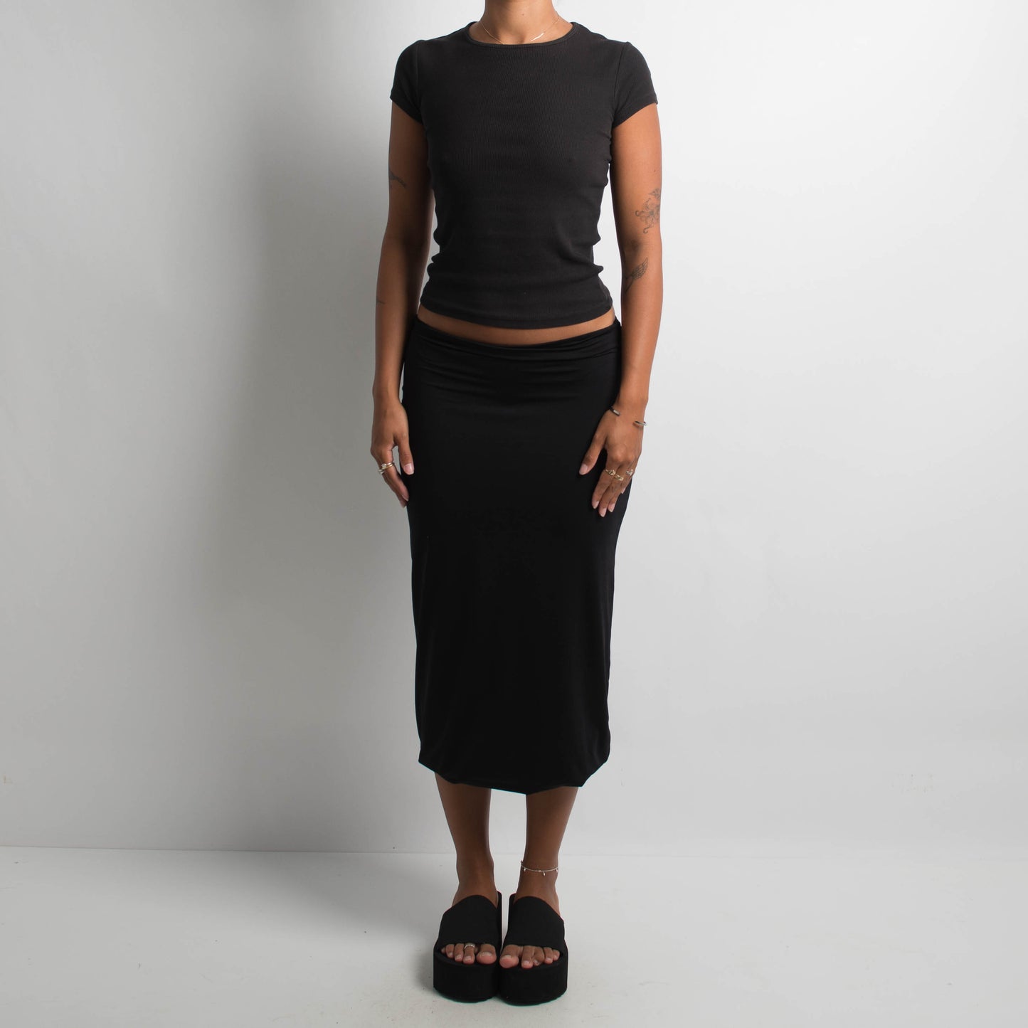 BLACK STRETCH MIDI SKIRT