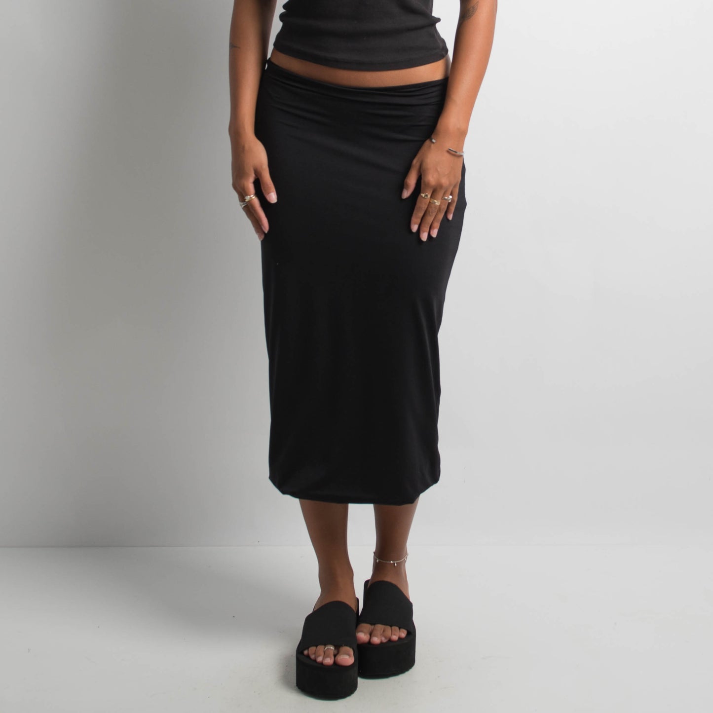 BLACK STRETCH MIDI SKIRT