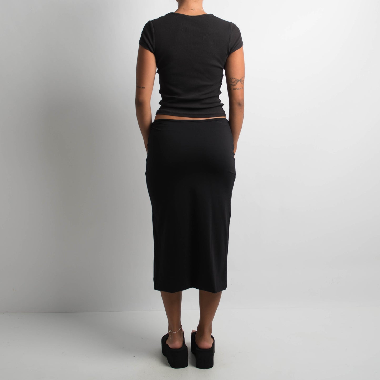 BLACK STRETCH MIDI SKIRT