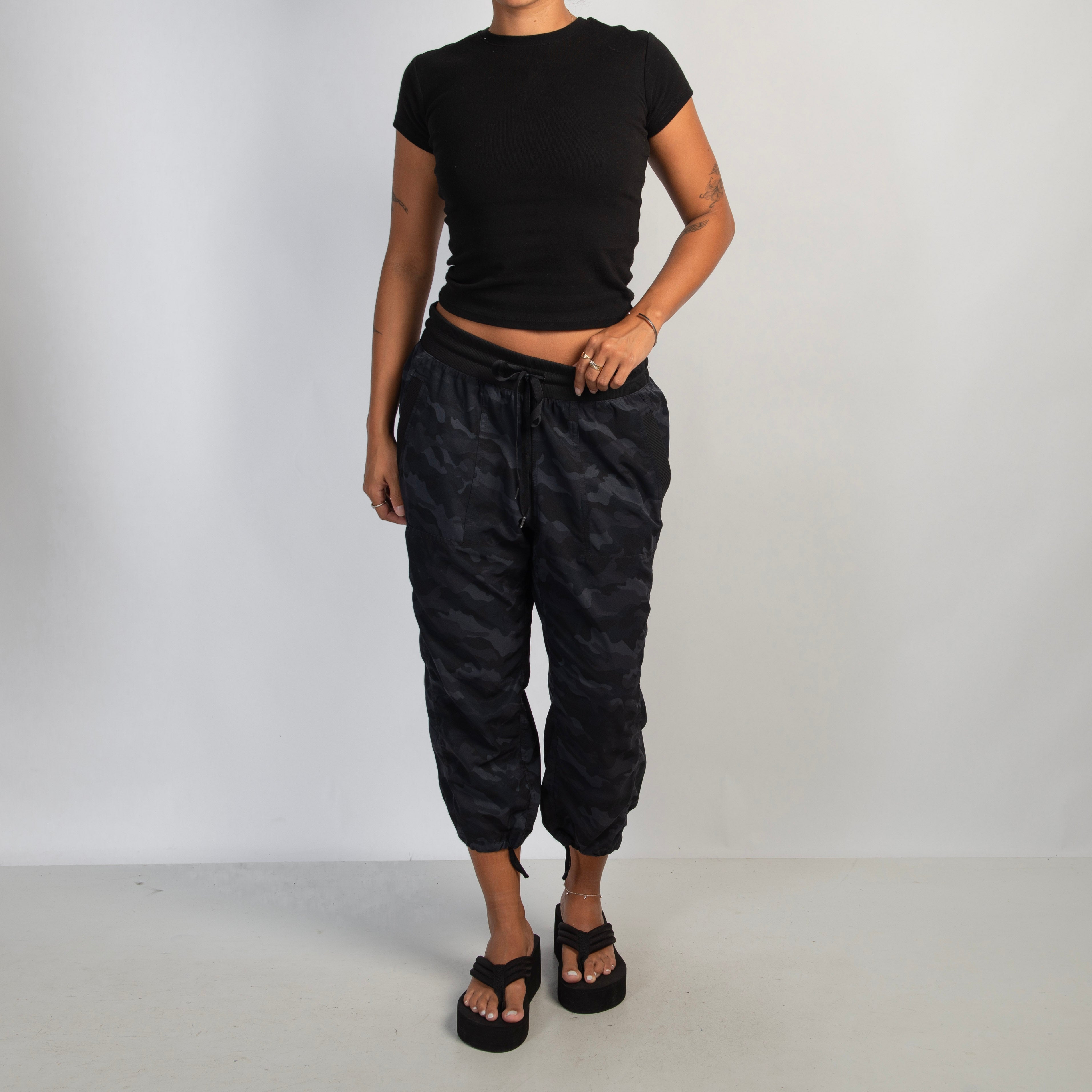 CAMO CAPRI CARGO PANTS
