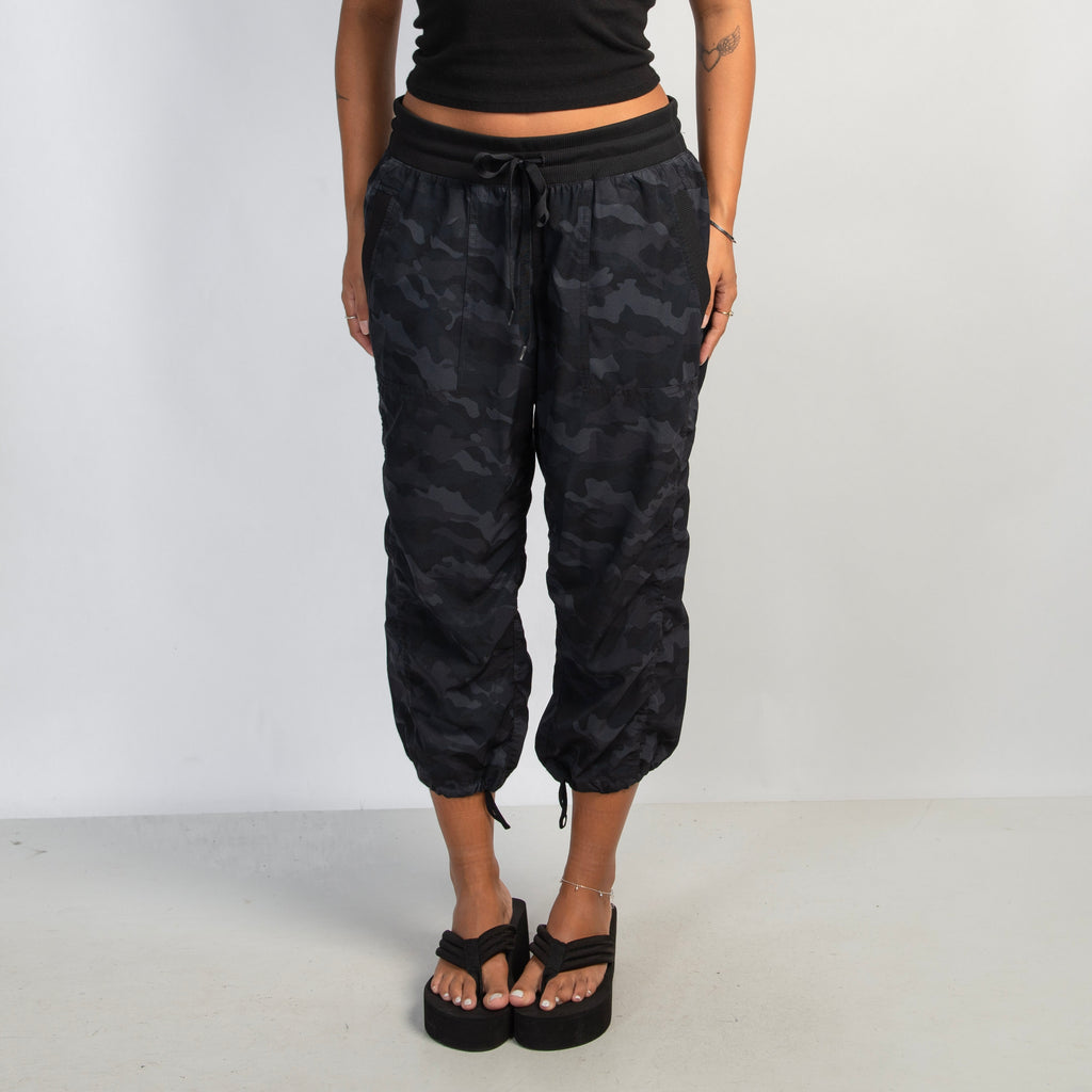 CAMO CAPRI CARGO PANTS