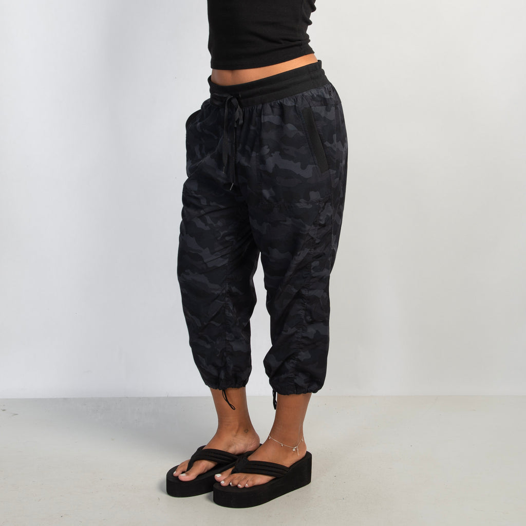 CAMO CAPRI CARGO PANTS
