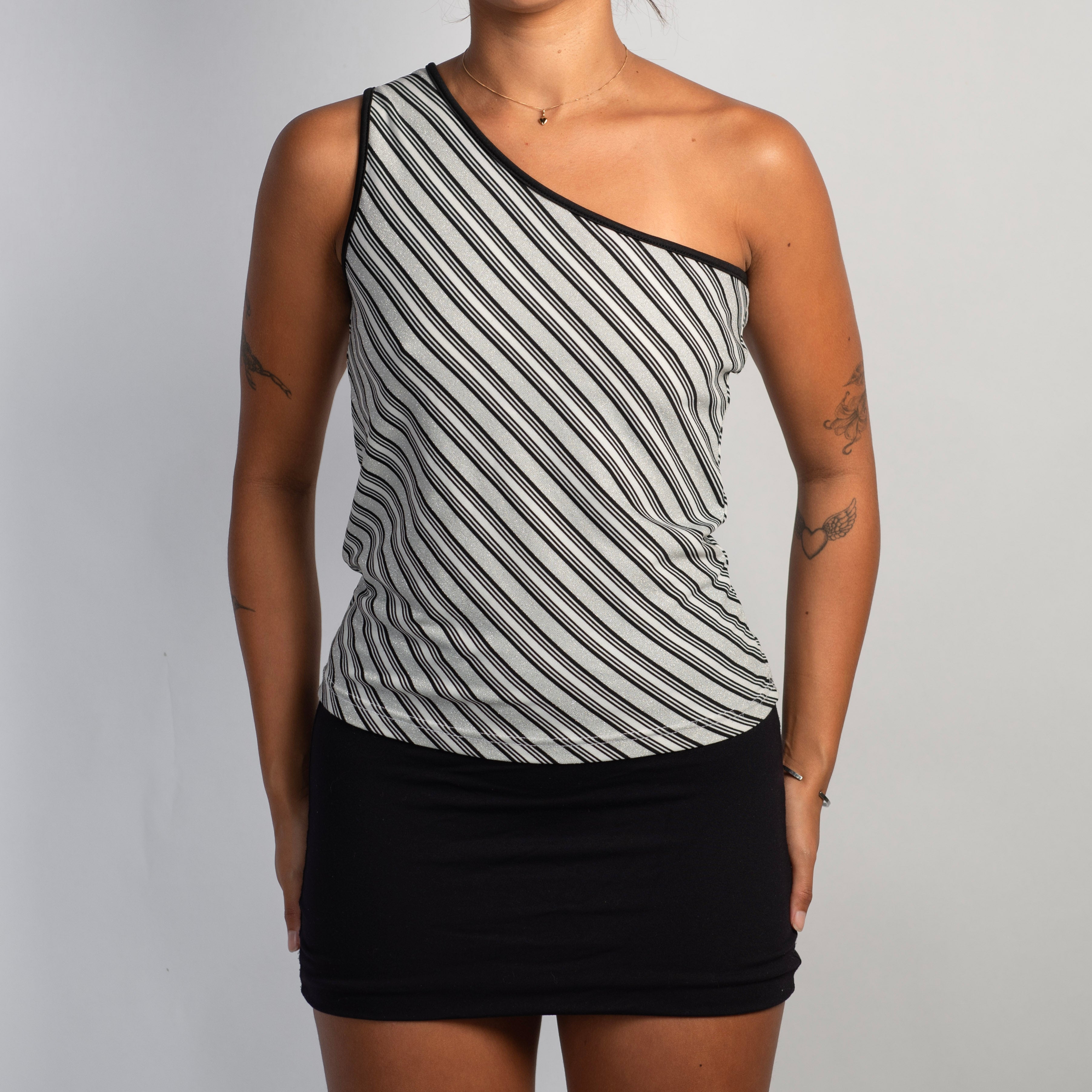 B&W ONE SHOULDER TOP