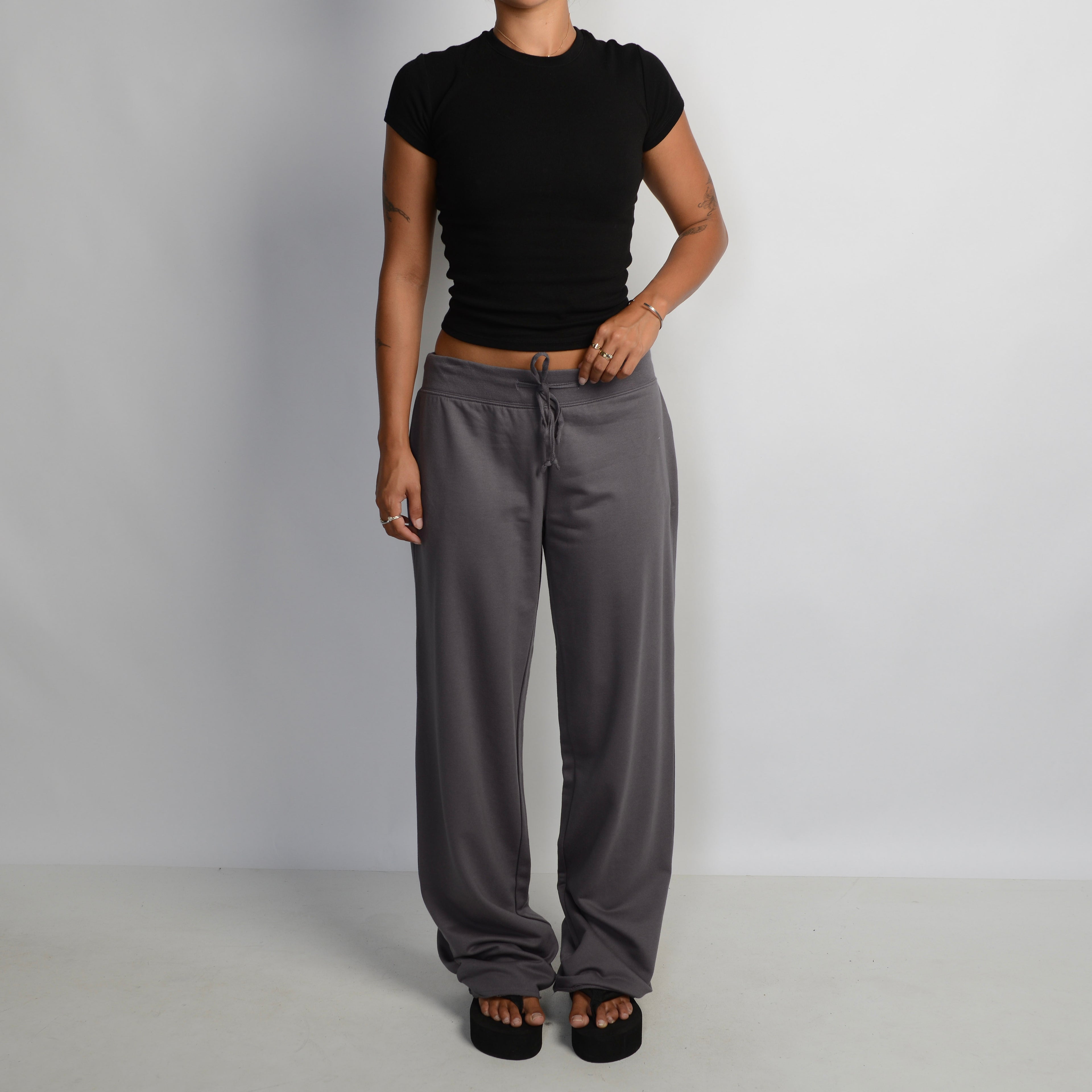 GREY DRAWSTRING SWEATPANTS