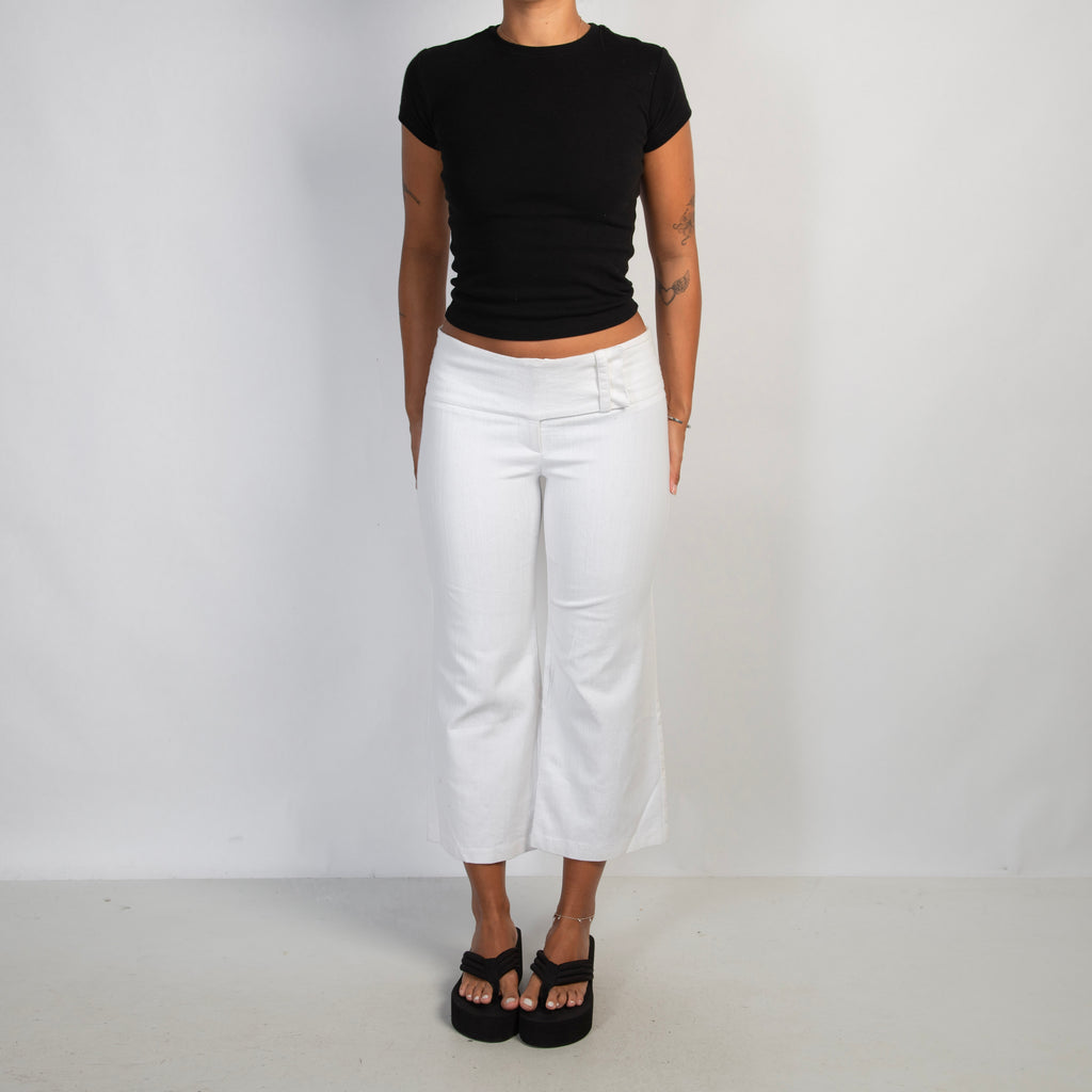 WHITE KICK FLARE CAPRI JEANS