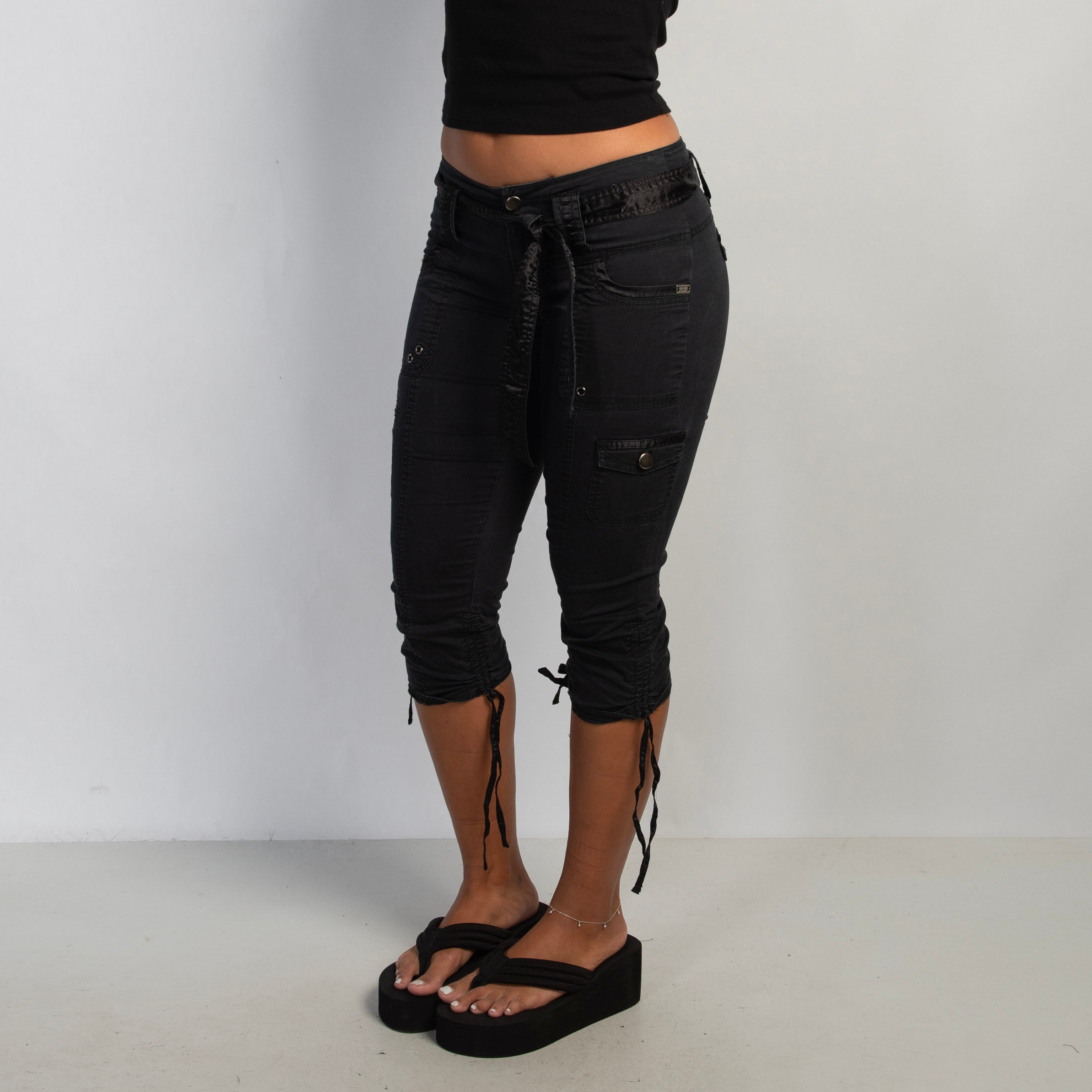 BLACK CAPRI CARGO PANTS