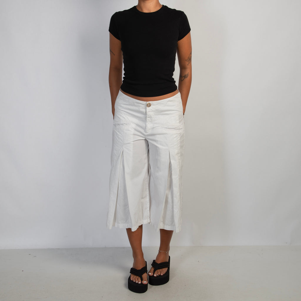 WHITE PLEAT CAPRI PANTS