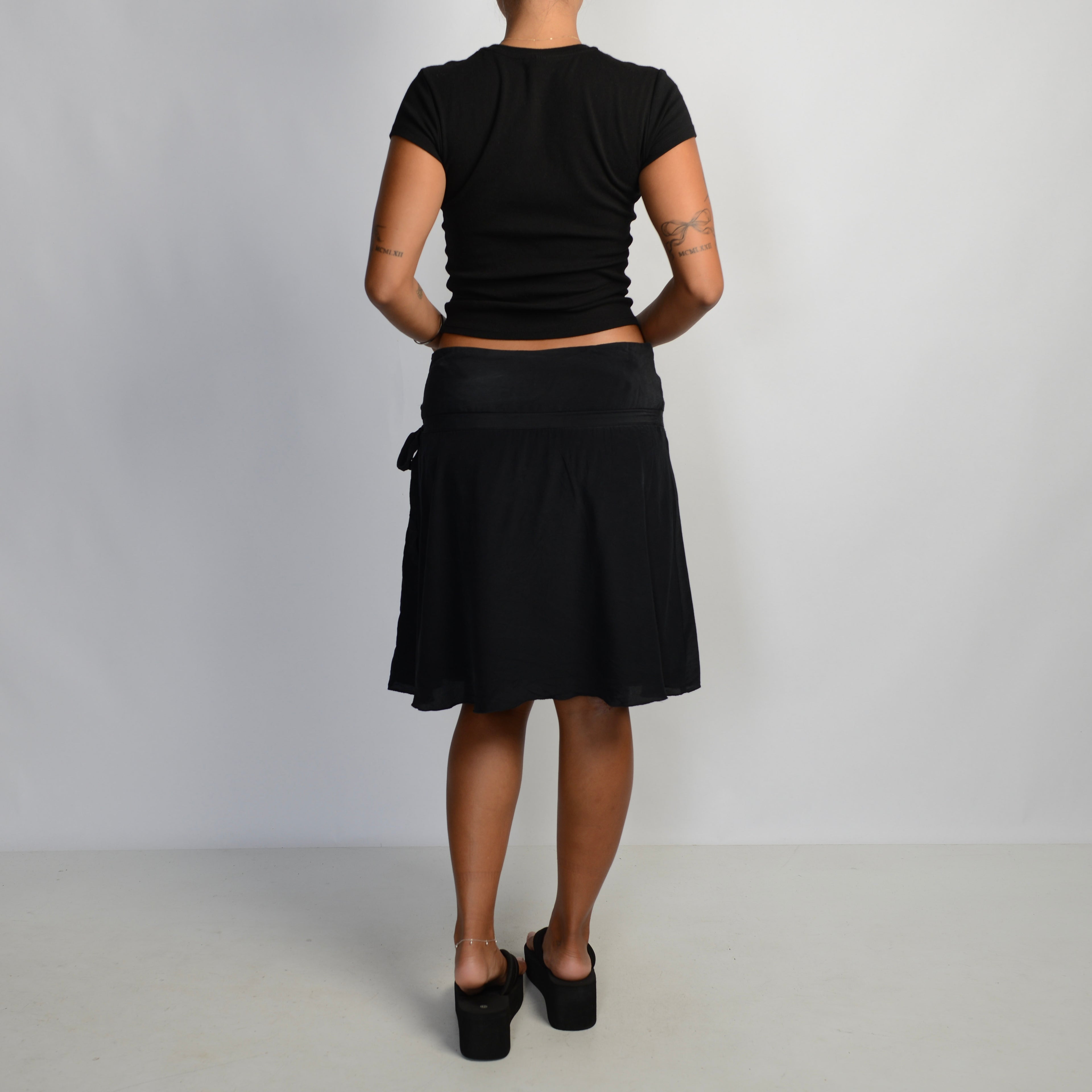 BLACK PLEATED SKIRT