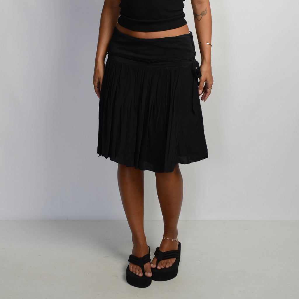 BLACK PLEATED SKIRT