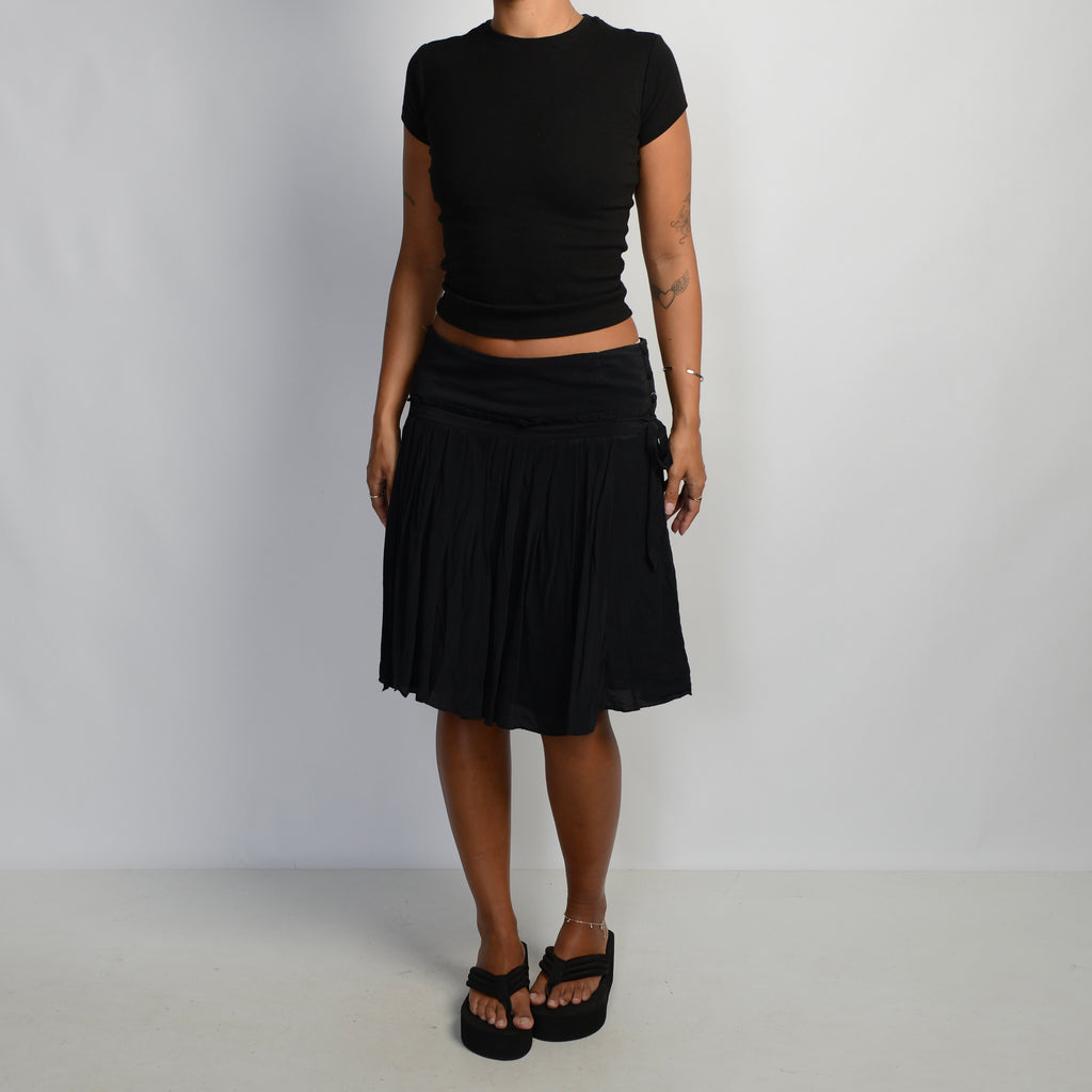 BLACK PLEATED SKIRT