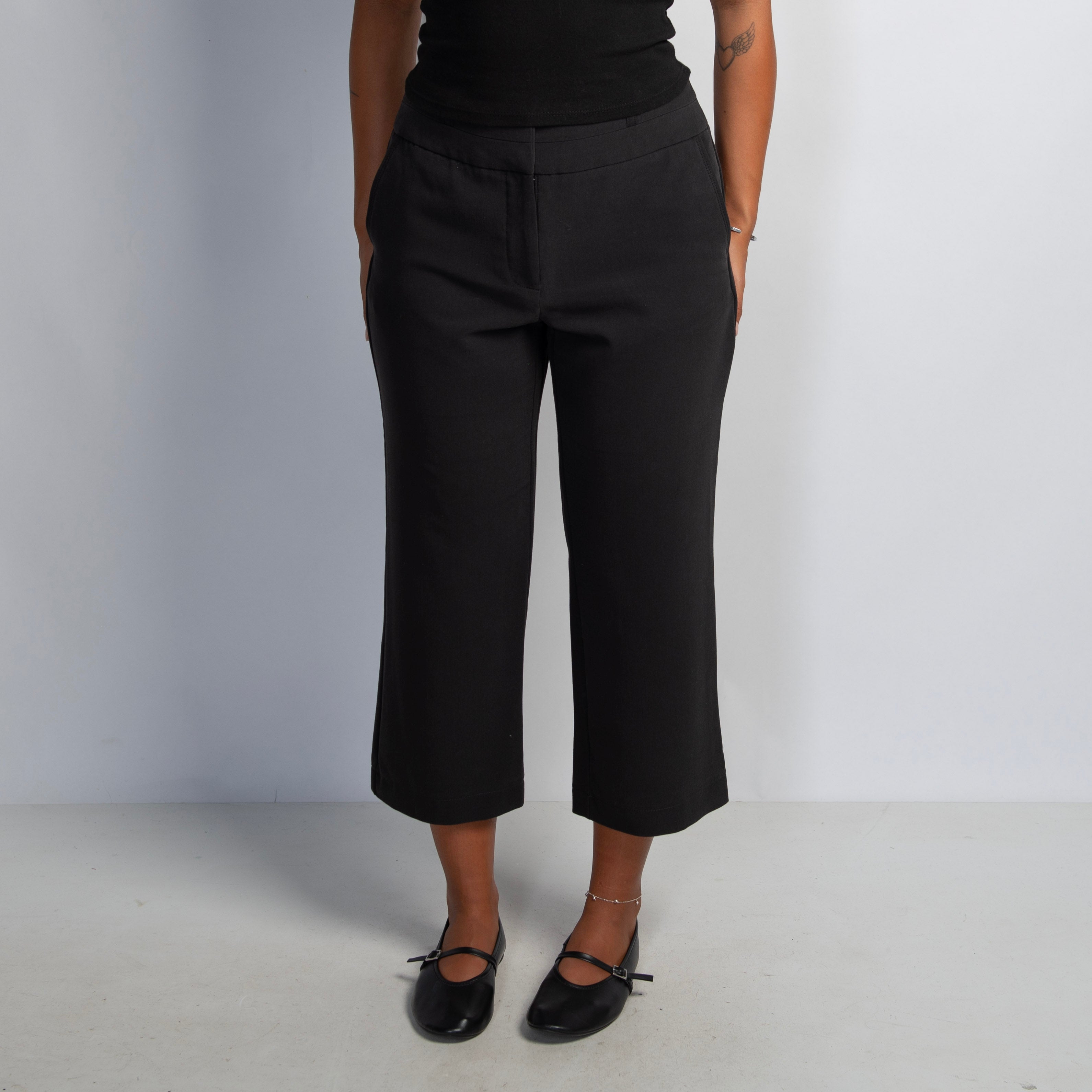 BLACK CAPRI TROUSERS