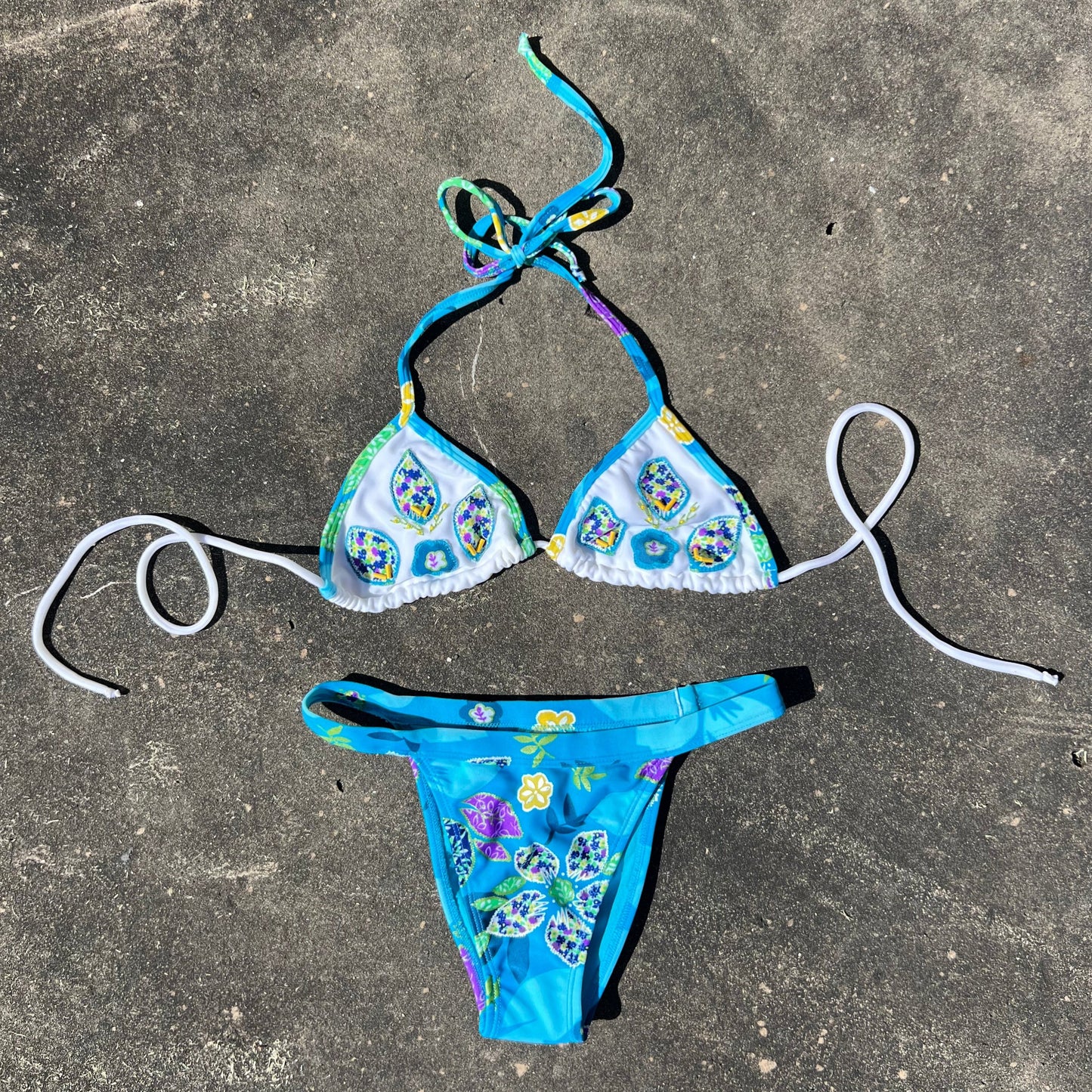 WHITE/BLUE BRAZILIAN STRING BIKINI