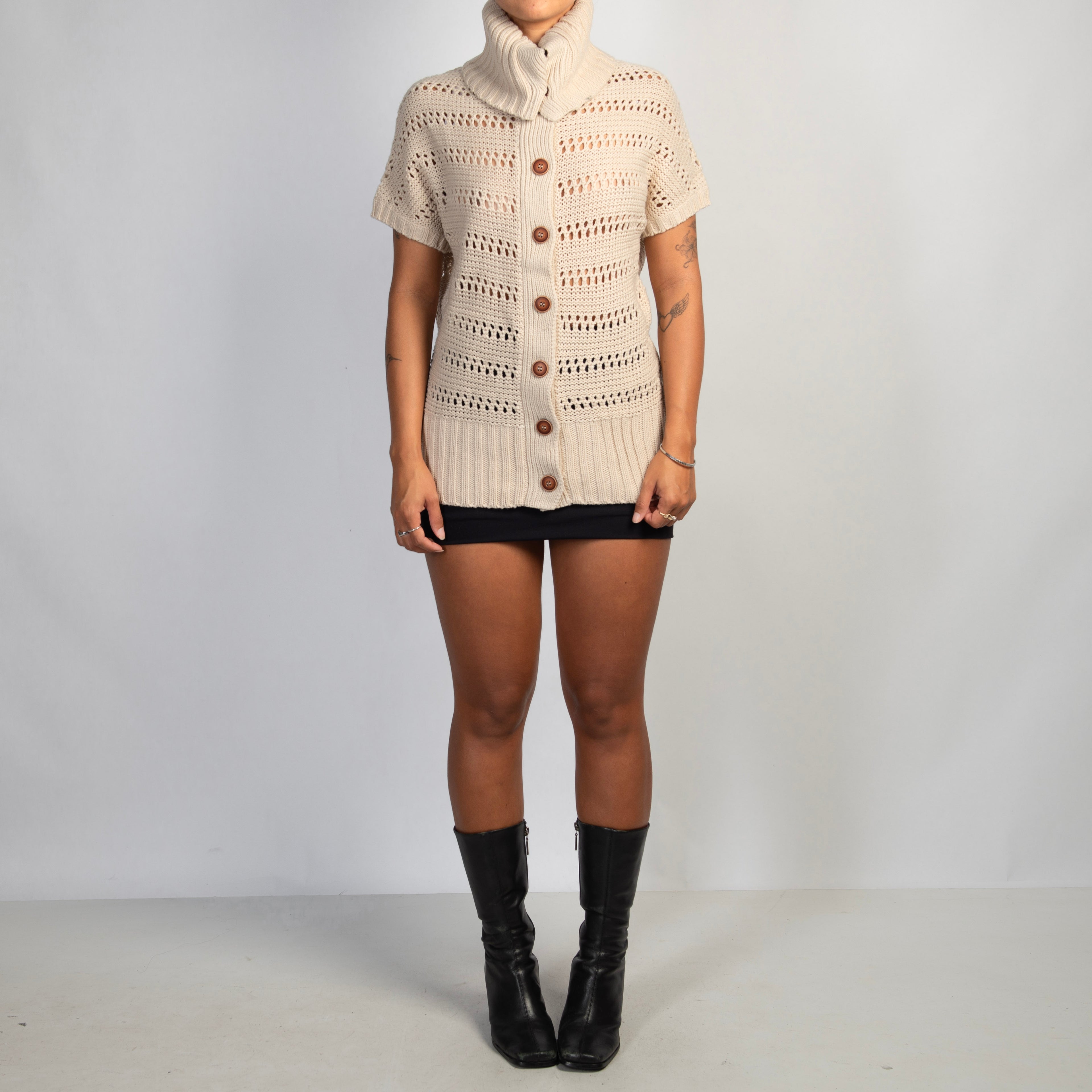 BEIGE KNIT BUTTON TOP