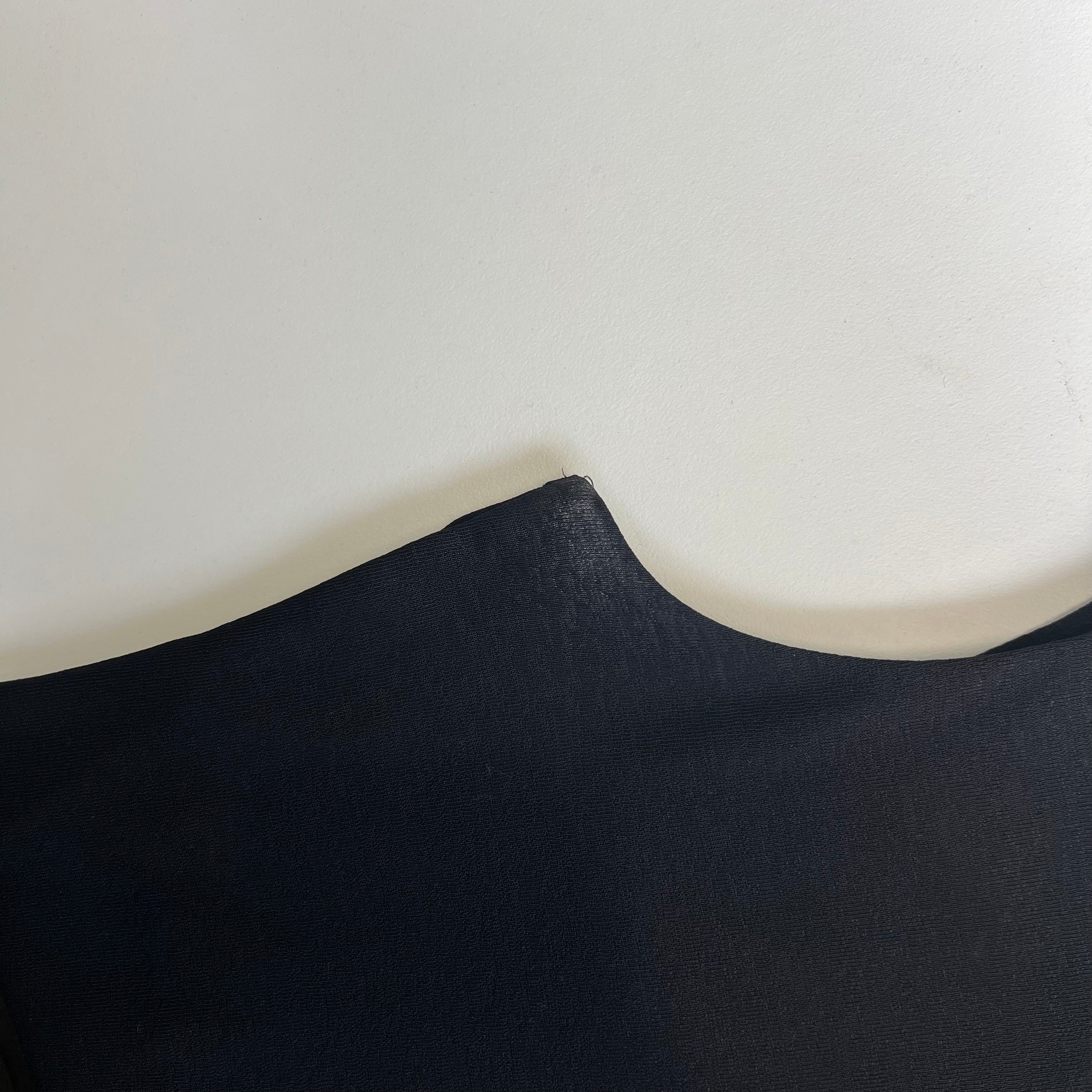 BLACK SCOOP NECK TOP